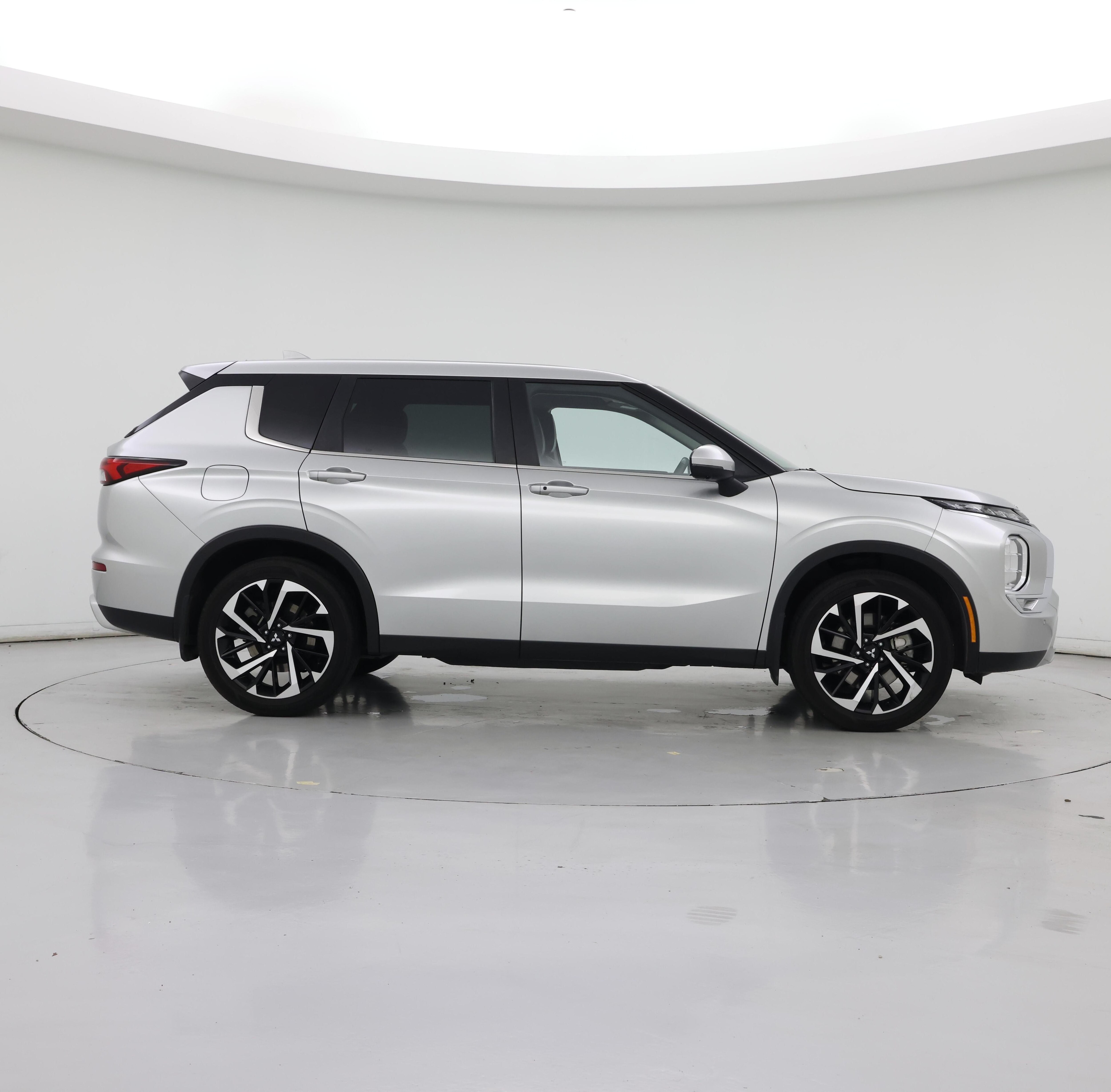 Thumbnail: 2023 Mitsubishi Outlander - 7