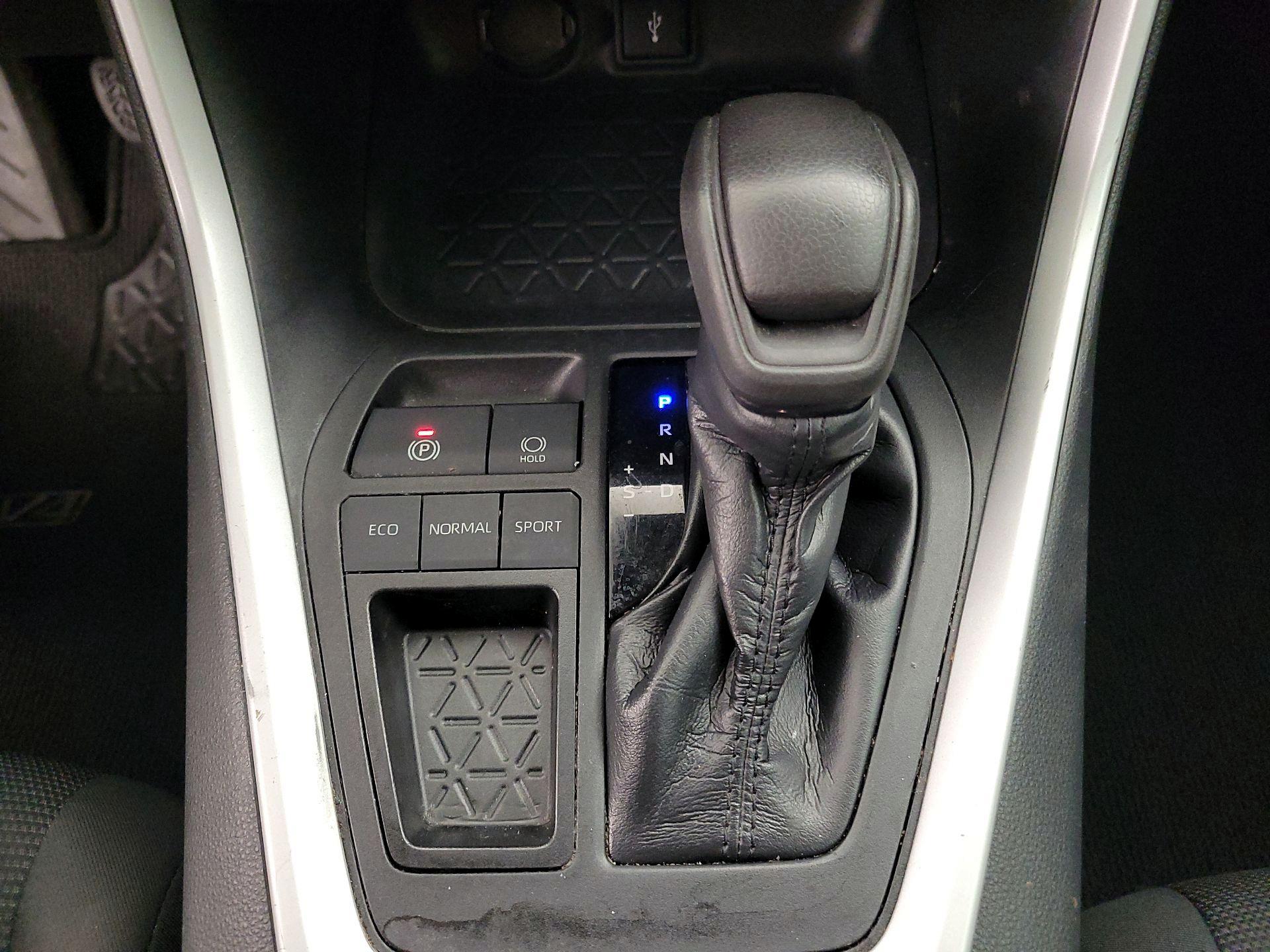 Thumbnail: 2020 Toyota RAV4 - 17