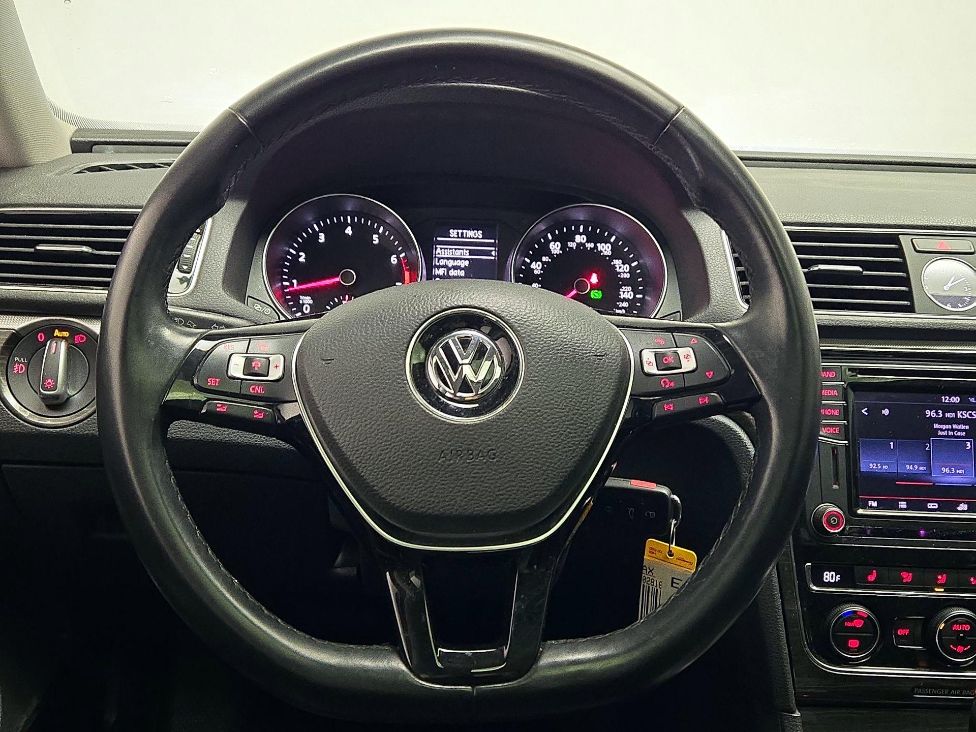 Thumbnail: 2016 Volkswagen Passat - 10