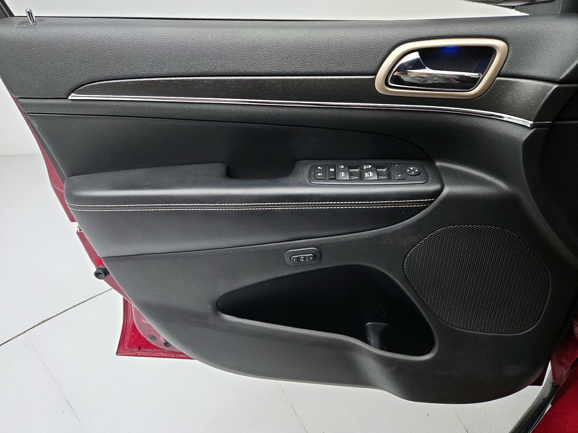 Thumbnail: 2015 Jeep Grand Cherokee - 12