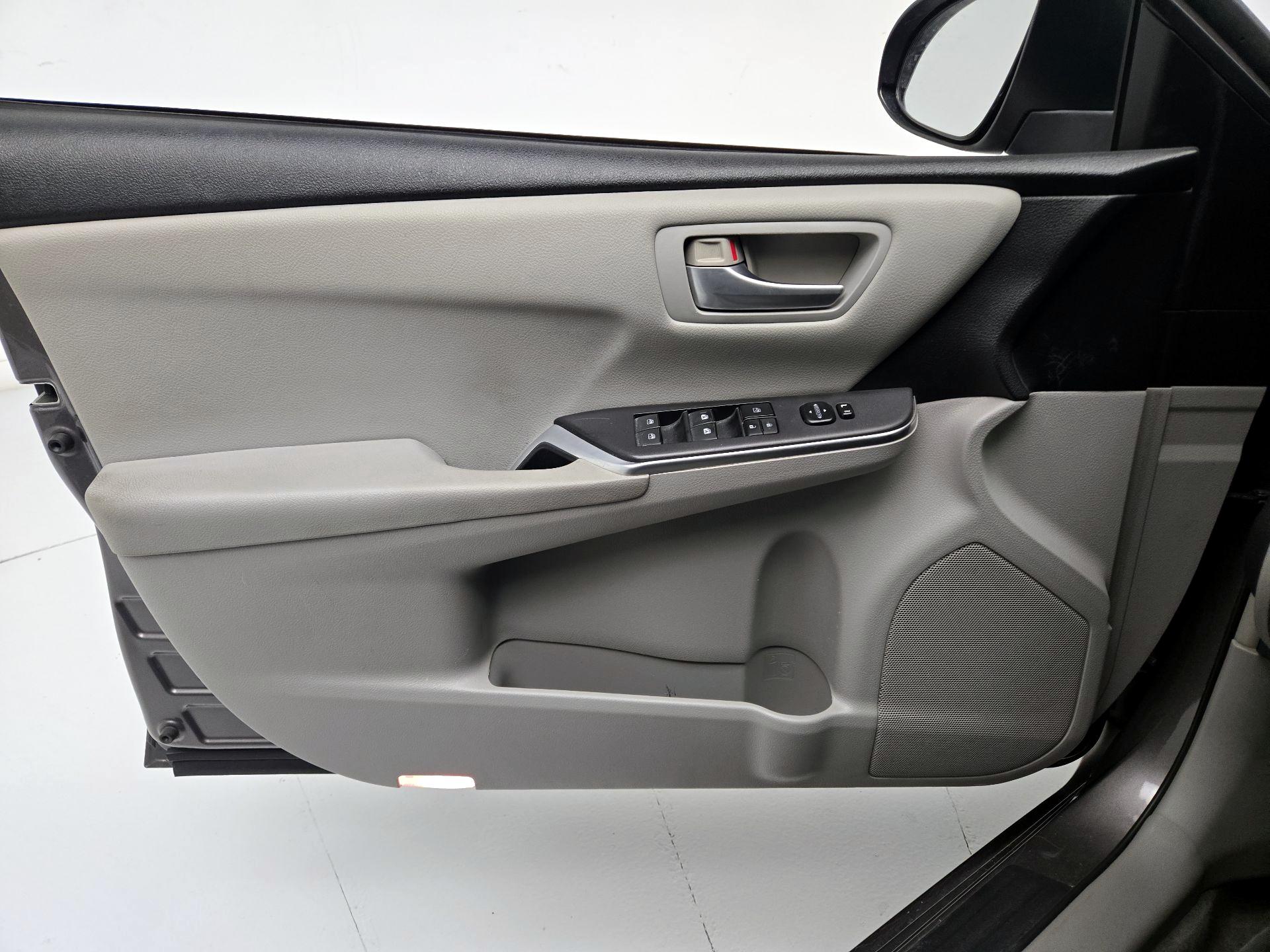 Thumbnail: 2016 Toyota Camry - 12