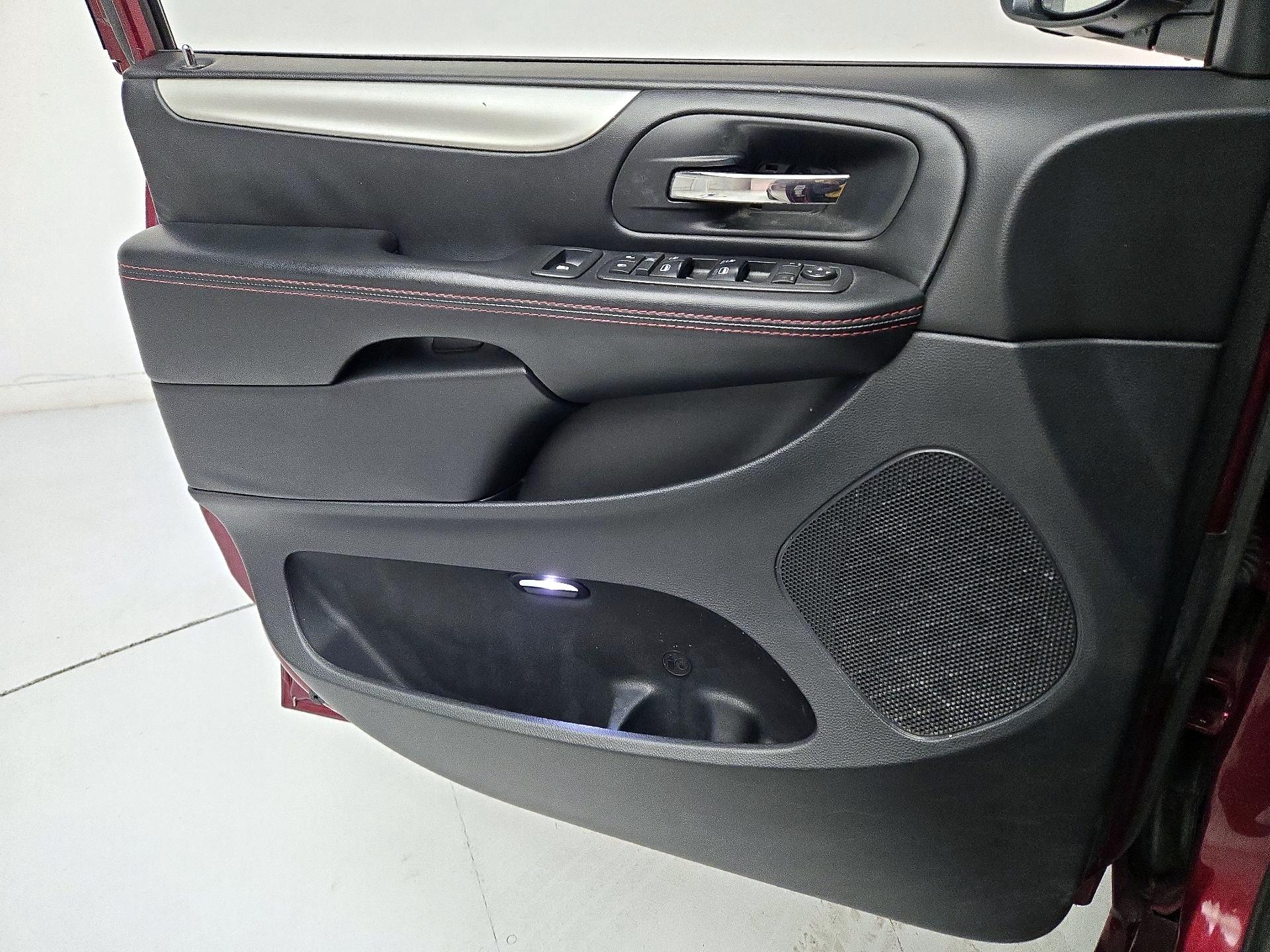 Thumbnail: 2019 Dodge Grand Caravan - 12