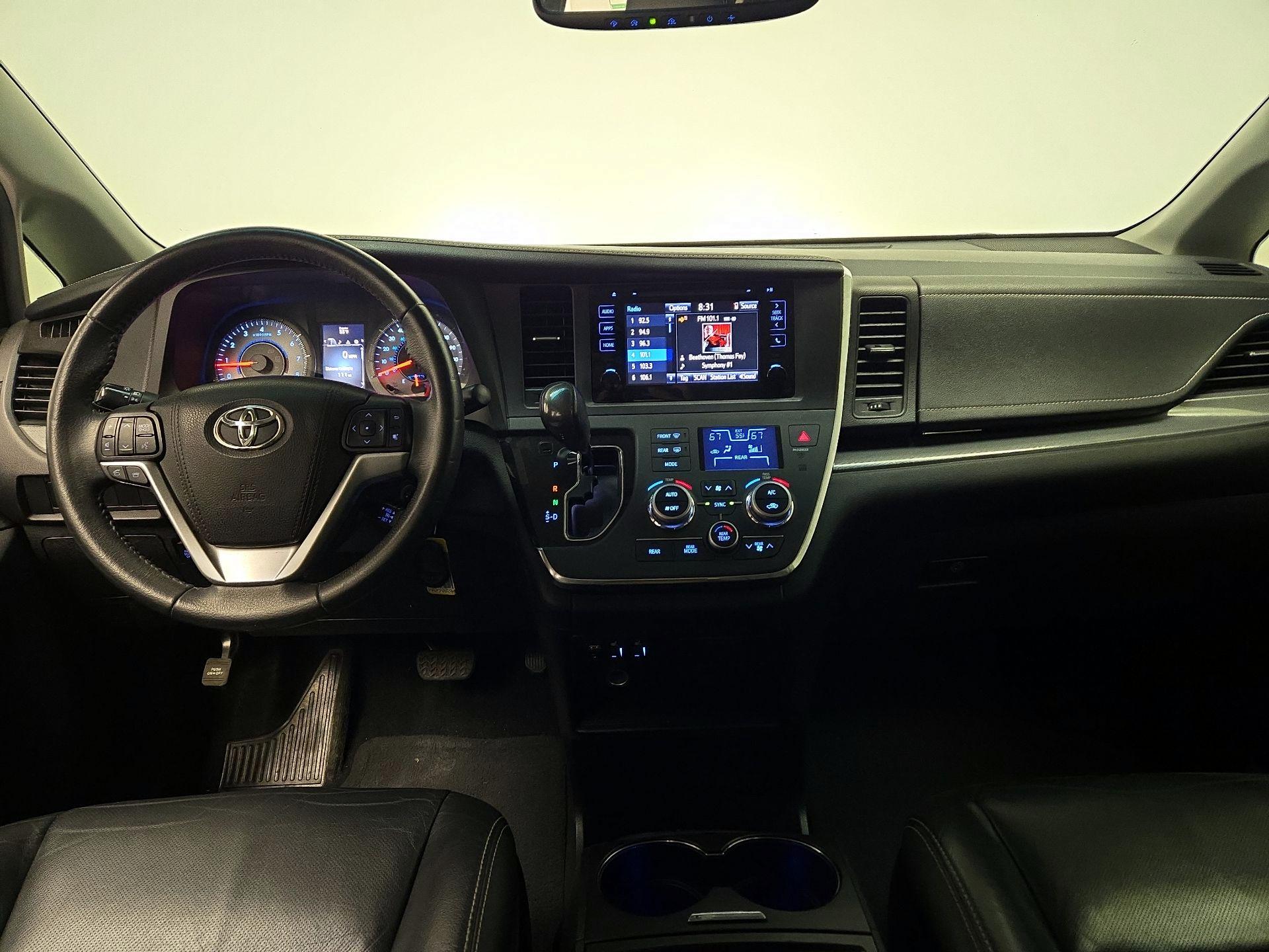 Thumbnail: 2017 Toyota Sienna - 9