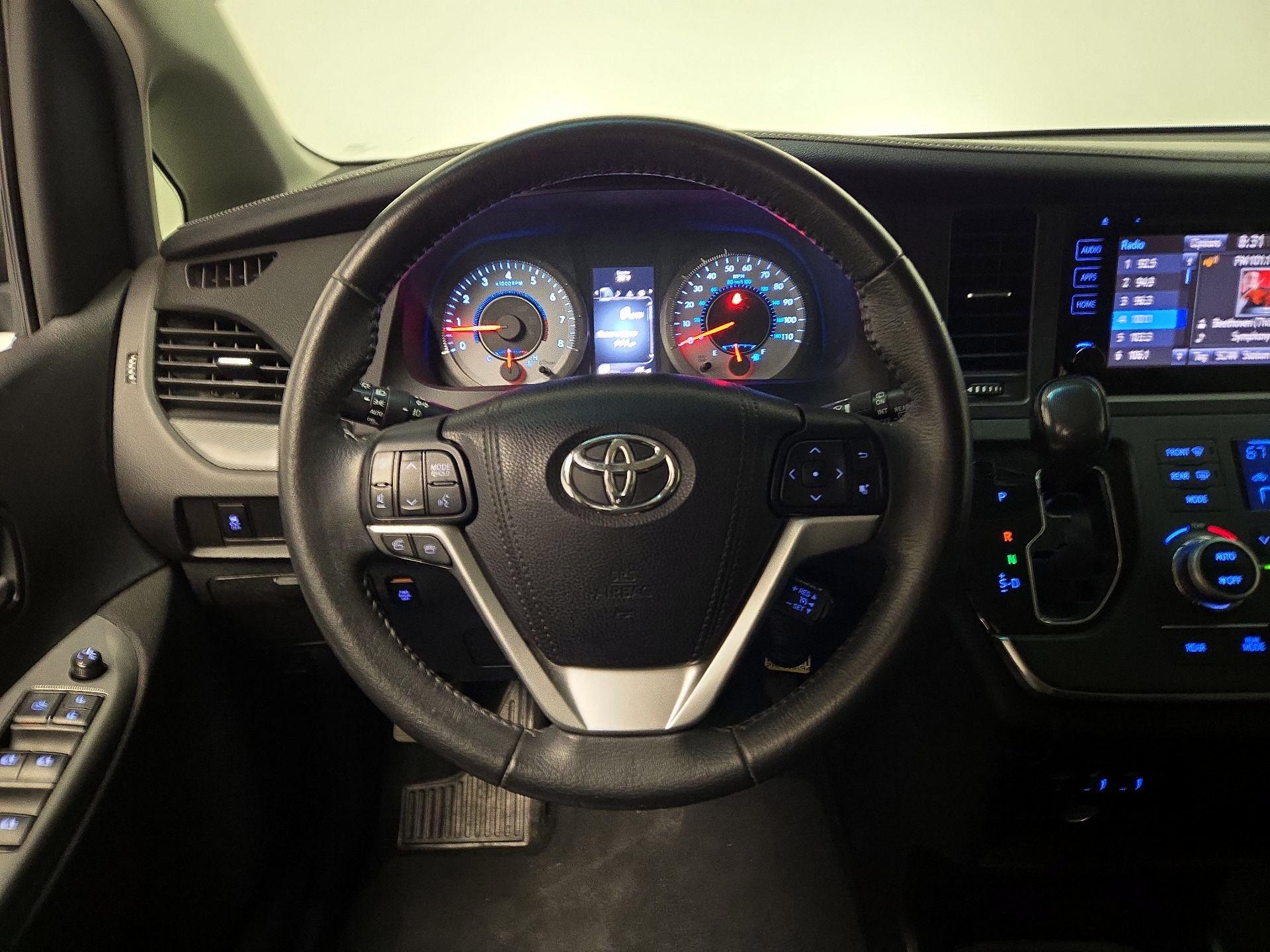 Thumbnail: 2017 Toyota Sienna - 10