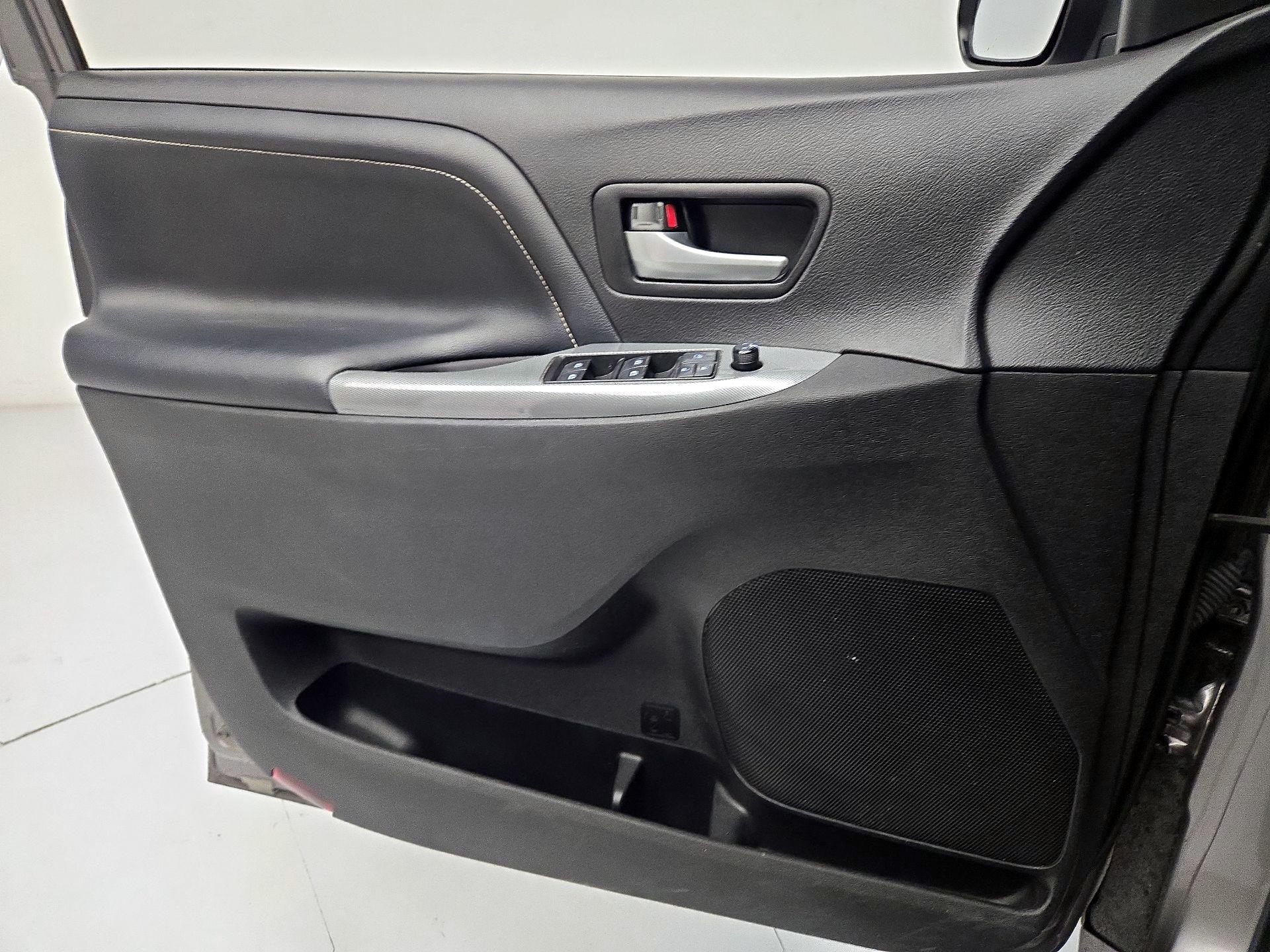 Thumbnail: 2017 Toyota Sienna - 12