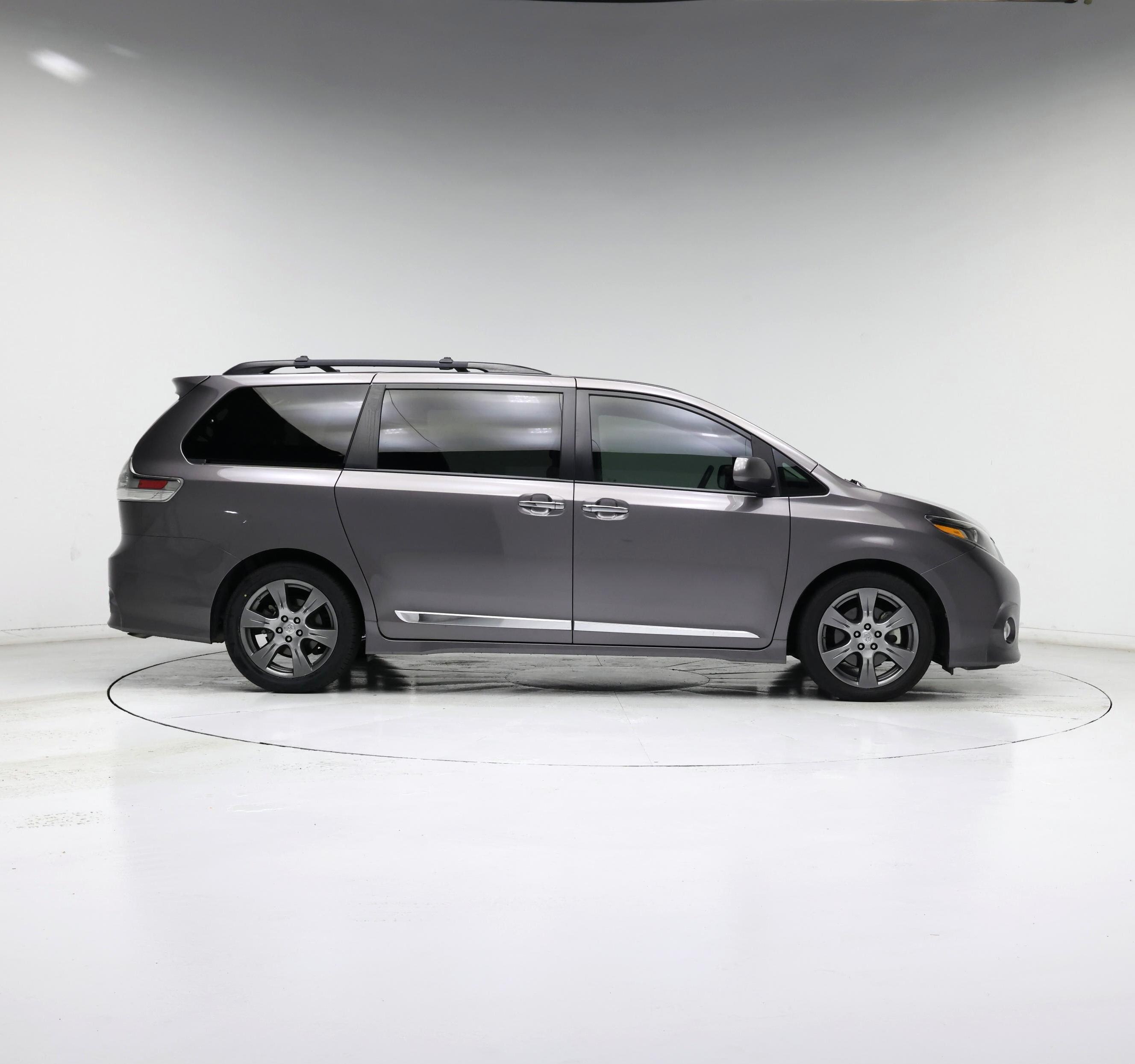 Thumbnail: 2017 Toyota Sienna - 7