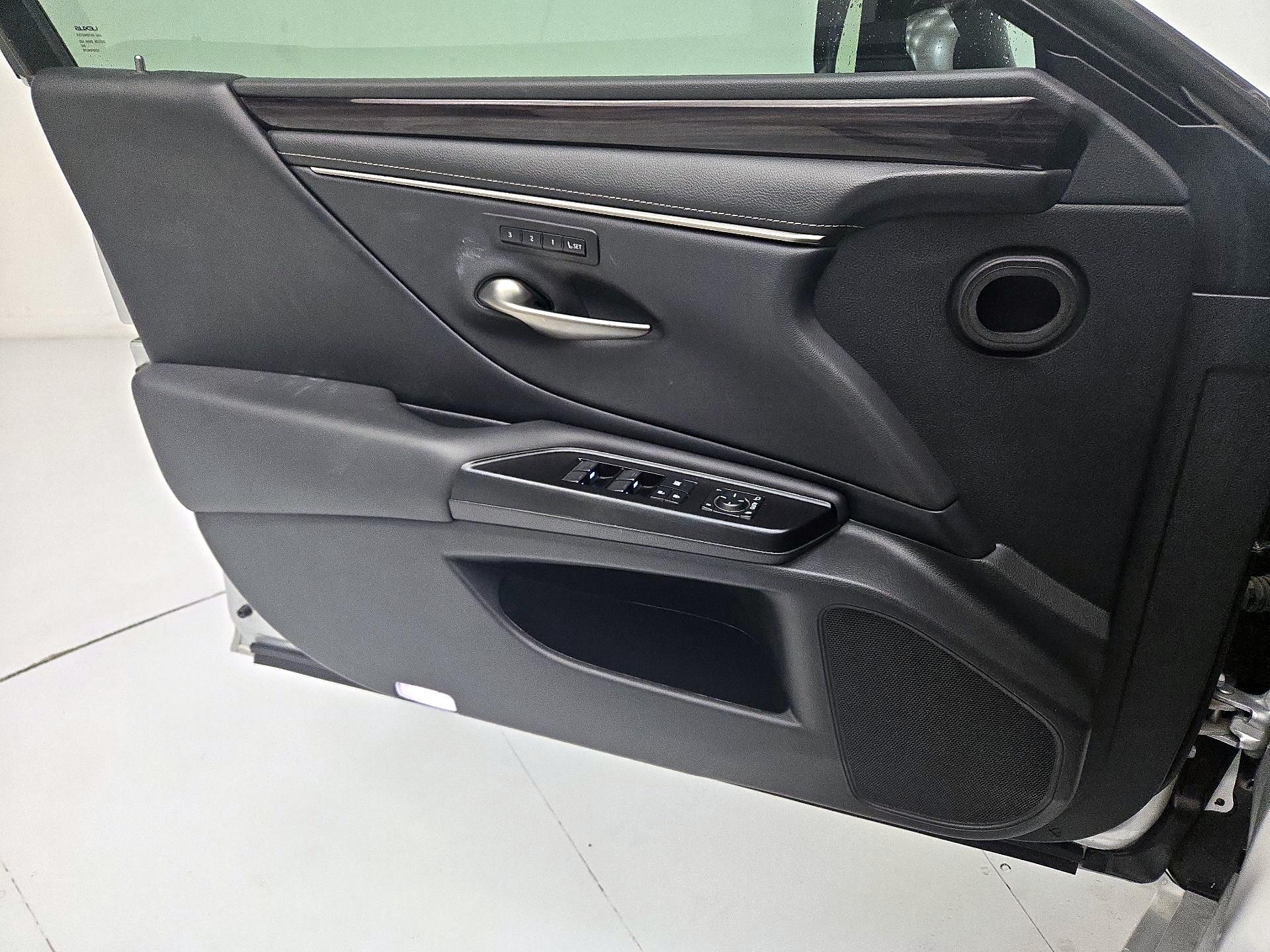 Thumbnail: 2020 Lexus ES - 12