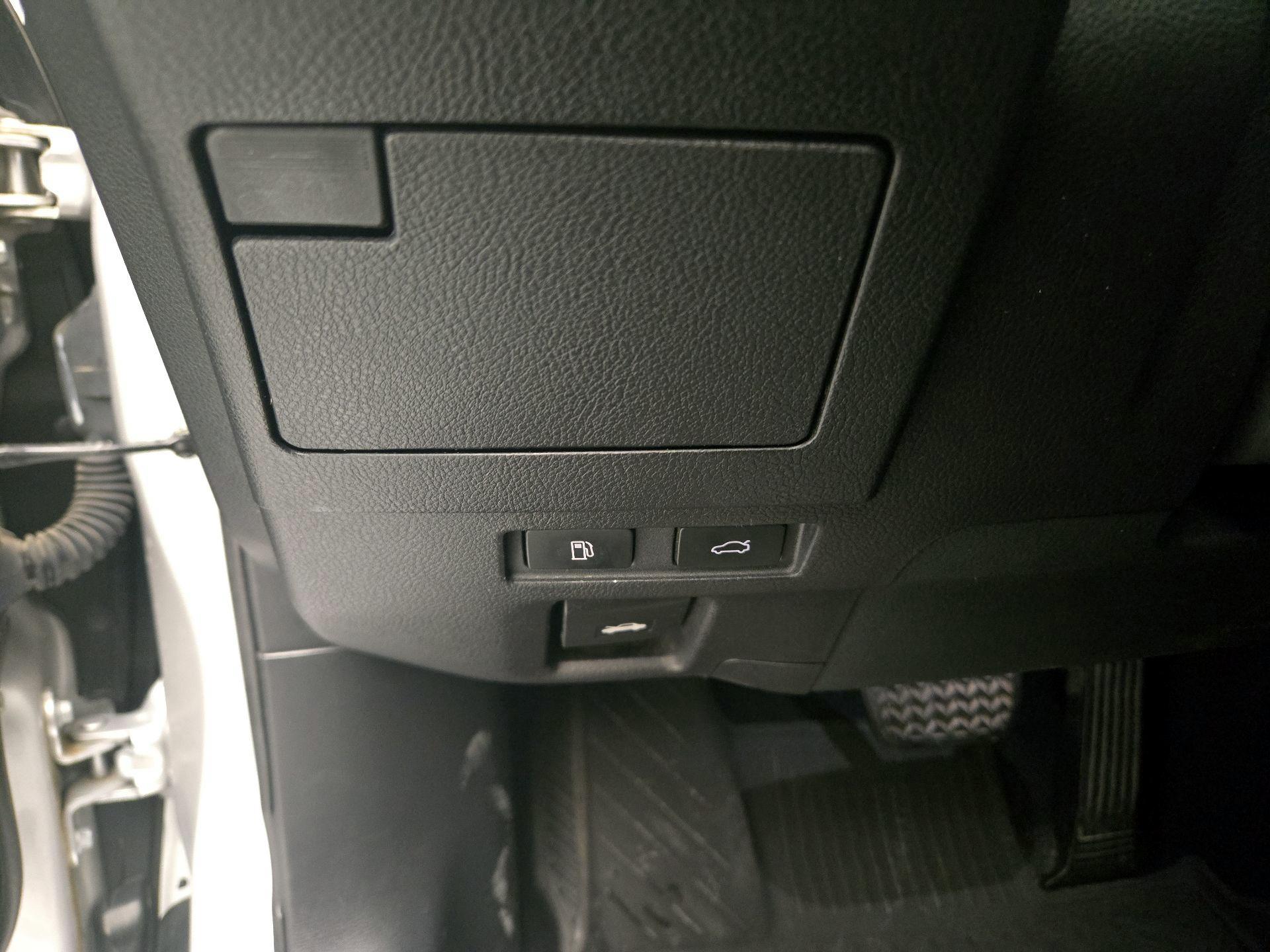 Thumbnail: 2020 Lexus ES - 13