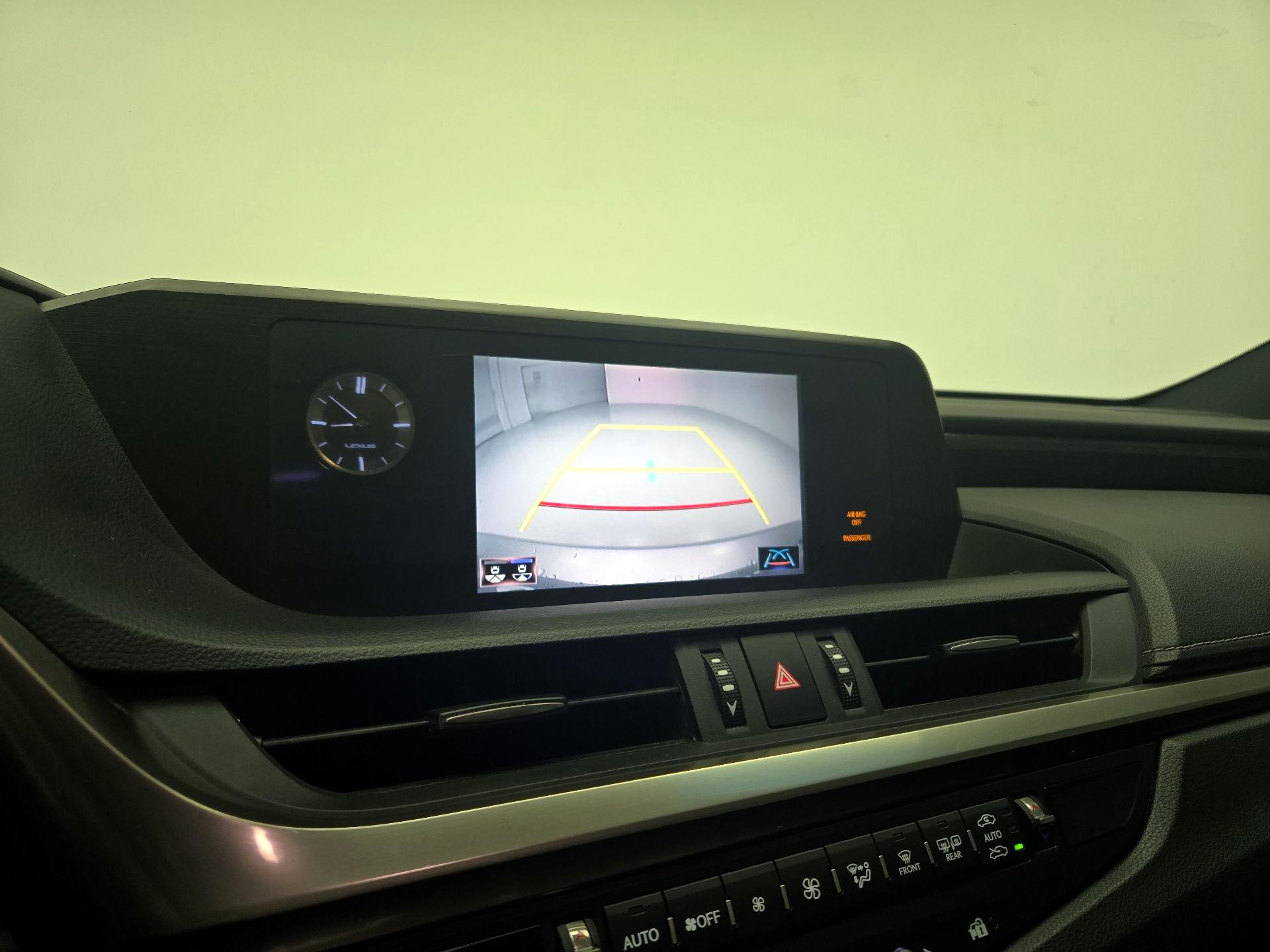 Thumbnail: 2020 Lexus ES - 14