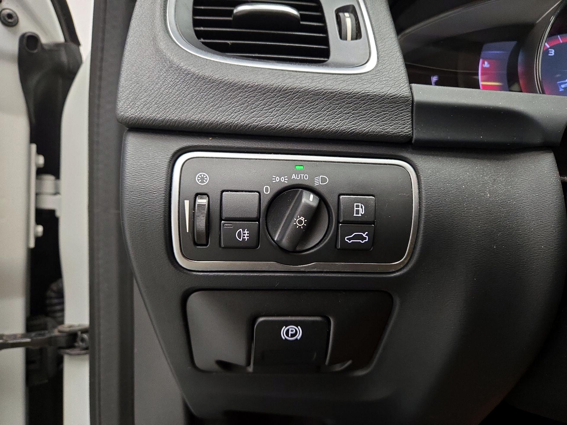 Thumbnail: 2016 Volvo V60 - 13