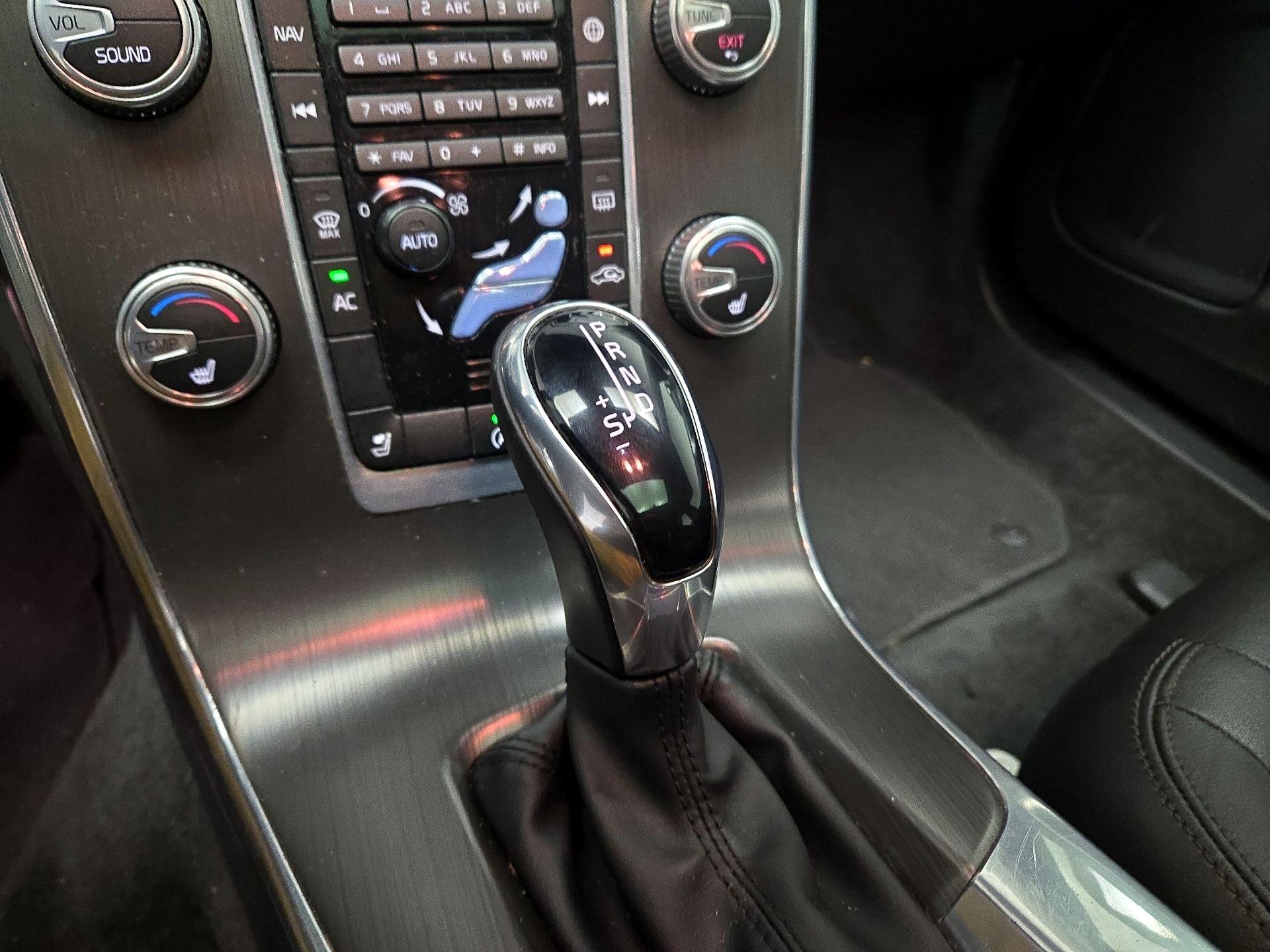 Thumbnail: 2016 Volvo V60 - 16