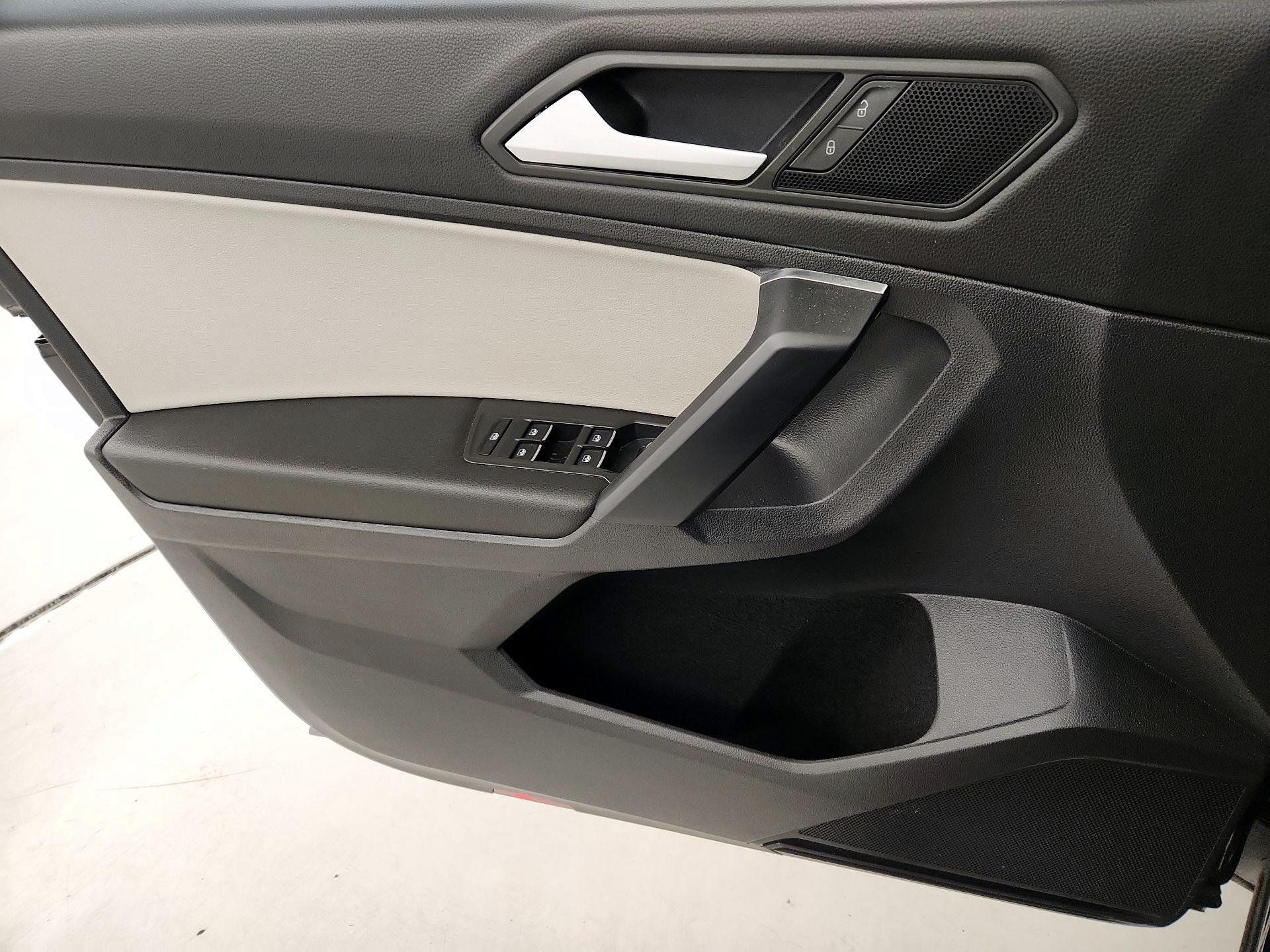 Thumbnail: 2021 Volkswagen Tiguan - 12