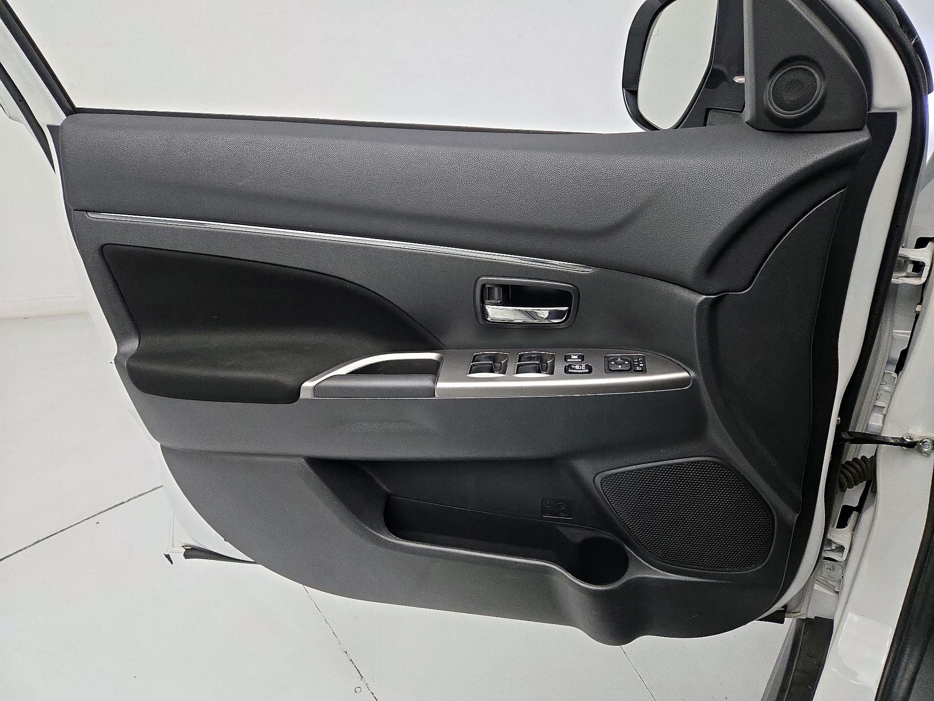 Thumbnail: 2020 Mitsubishi Outlander Sport - 12