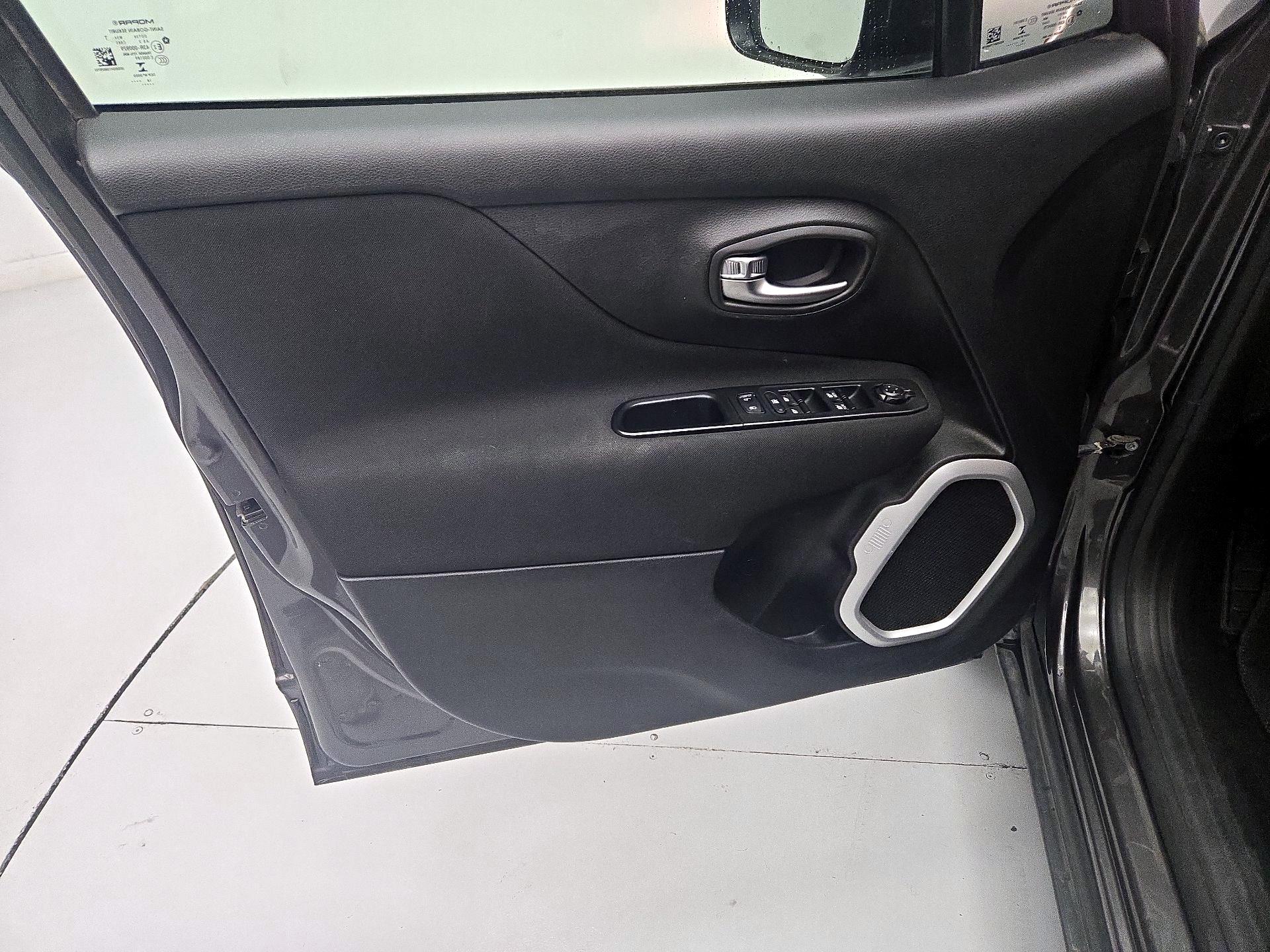 Thumbnail: 2018 Jeep Renegade - 12