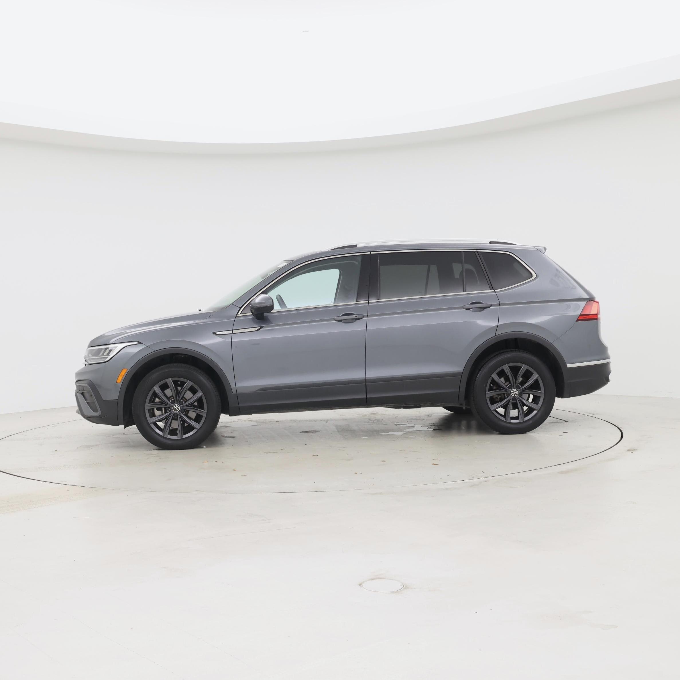 Thumbnail: 2022 Volkswagen Tiguan - 3
