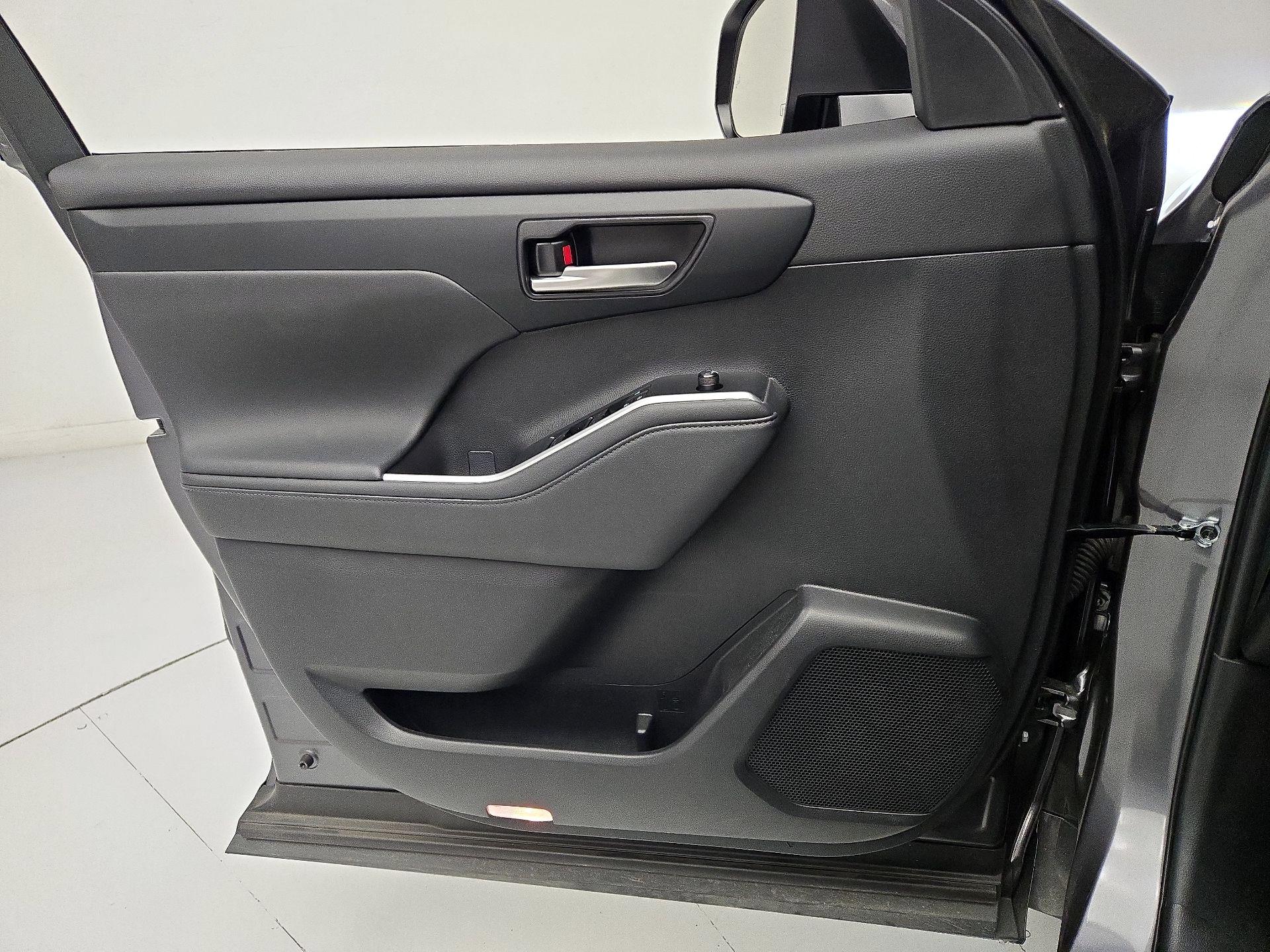 Thumbnail: 2024 Toyota Highlander - 12