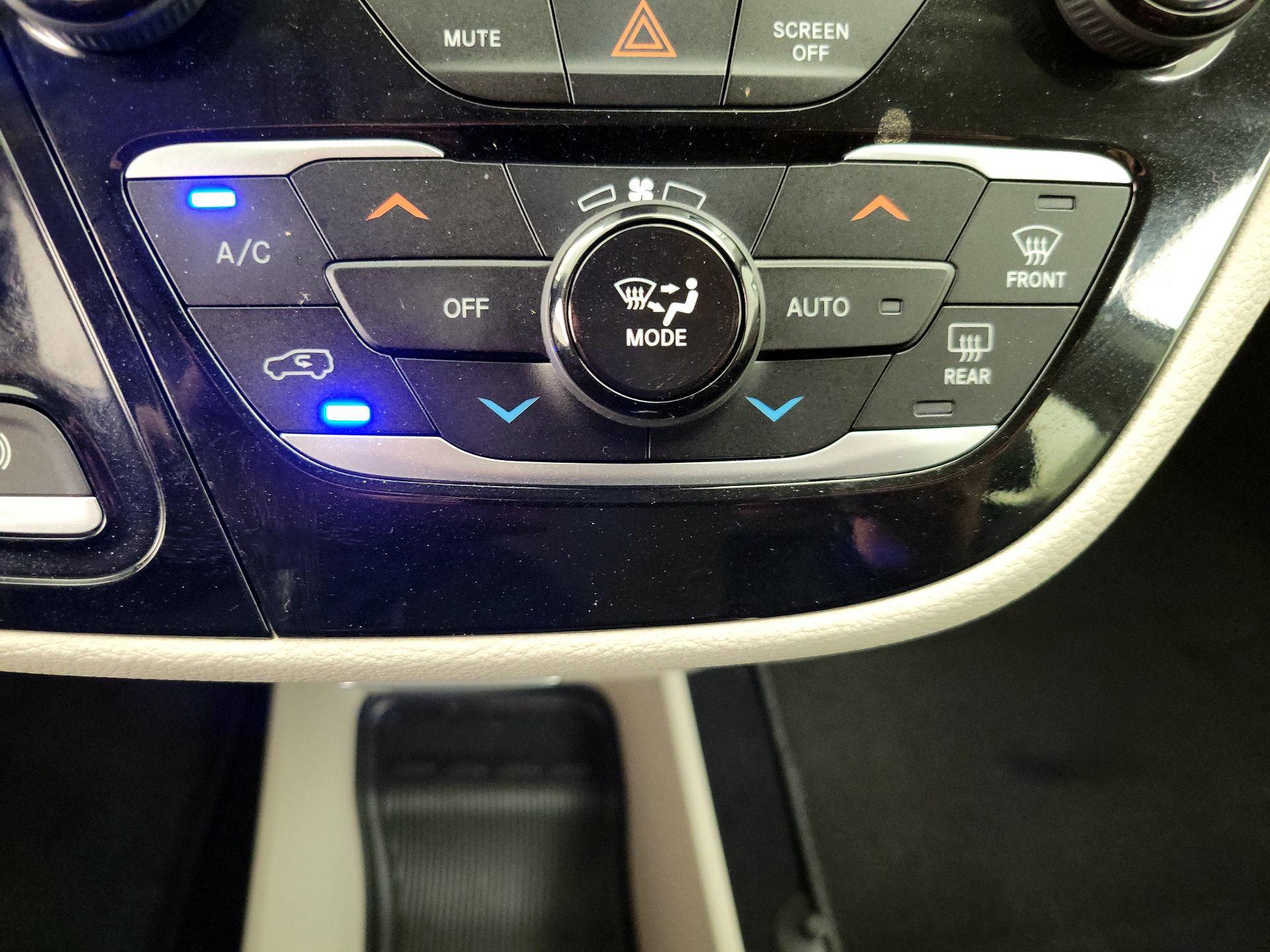 Thumbnail: 2023 Chrysler Pacifica - 16