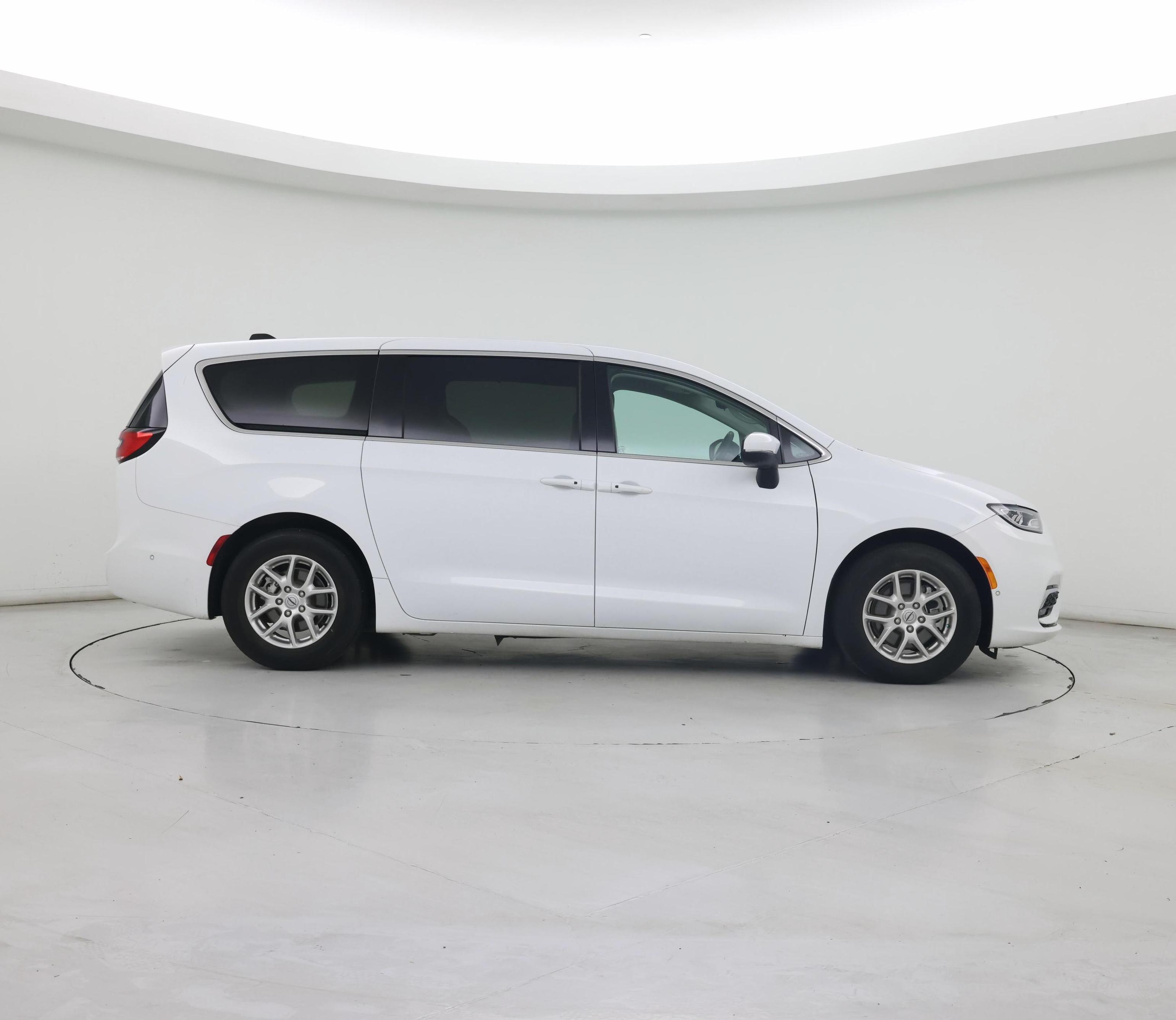 Thumbnail: 2023 Chrysler Pacifica - 7