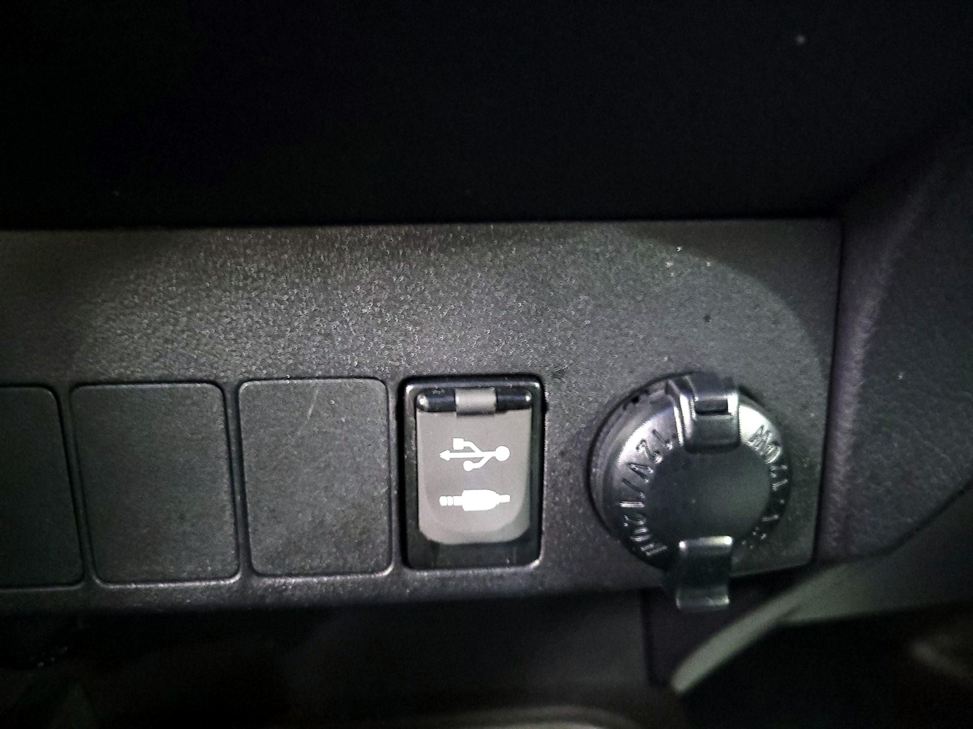 Thumbnail: 2018 Toyota RAV4 - 18