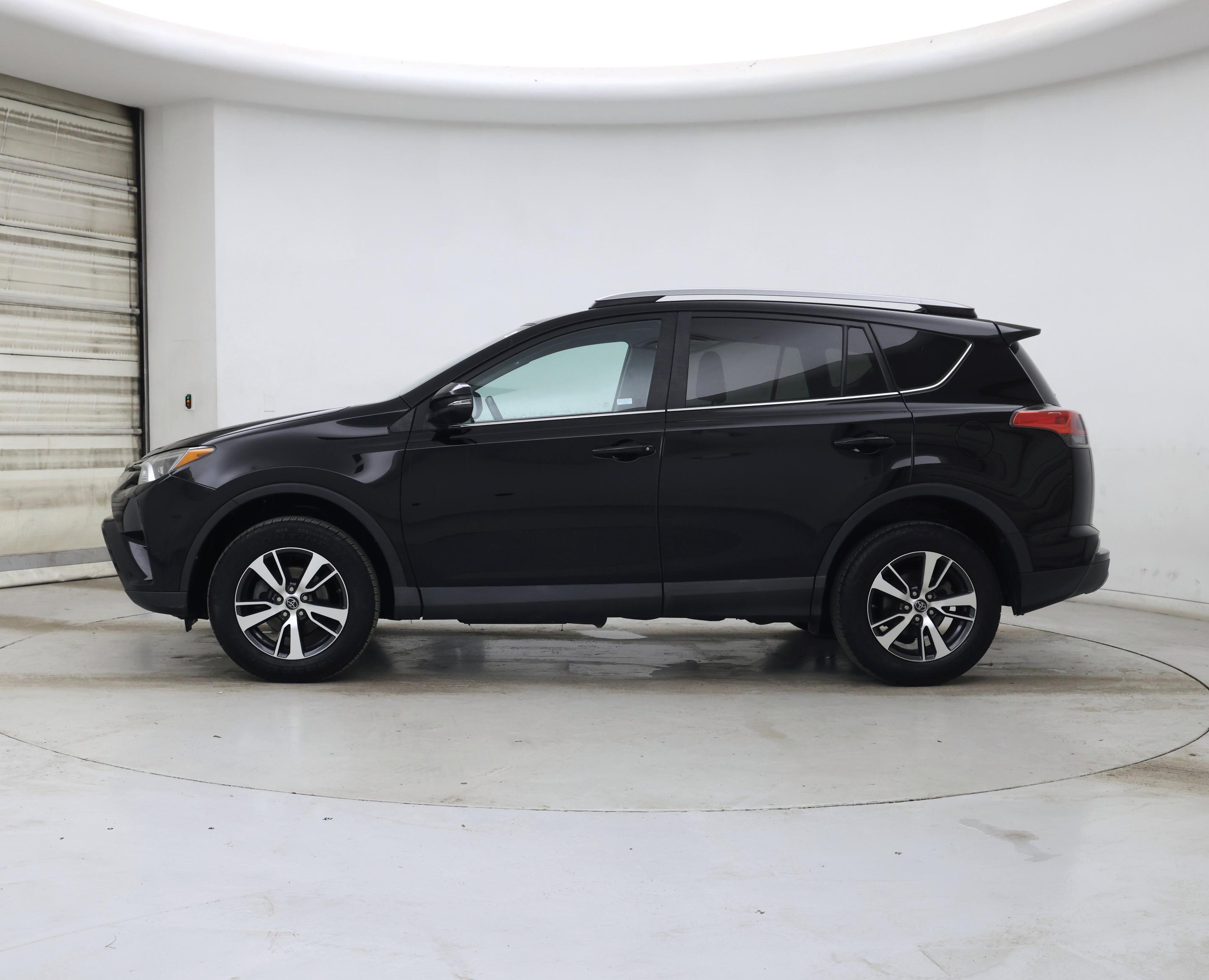 Thumbnail: 2018 Toyota RAV4 - 3