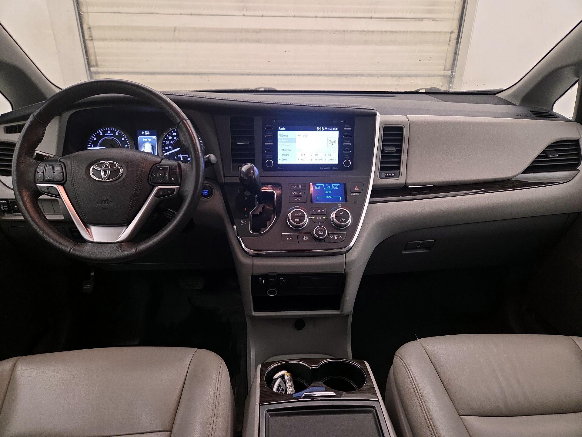 Thumbnail: 2018 Toyota Sienna - 9