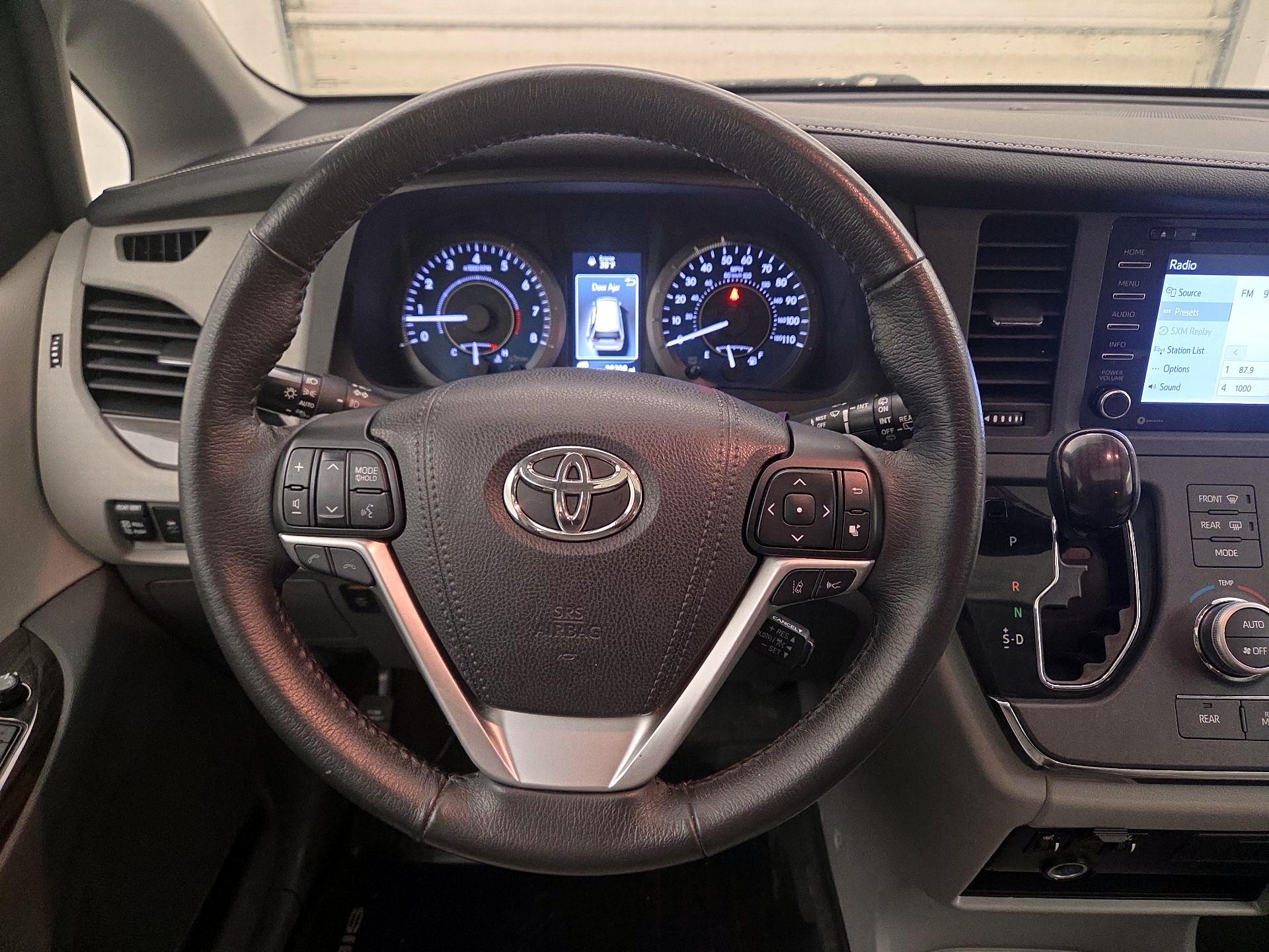 Thumbnail: 2018 Toyota Sienna - 10