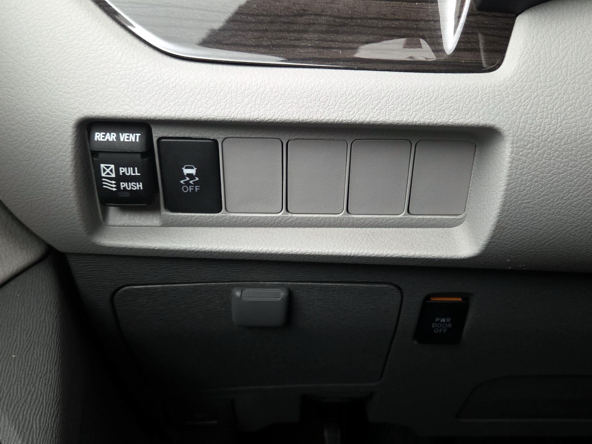 Thumbnail: 2018 Toyota Sienna - 13