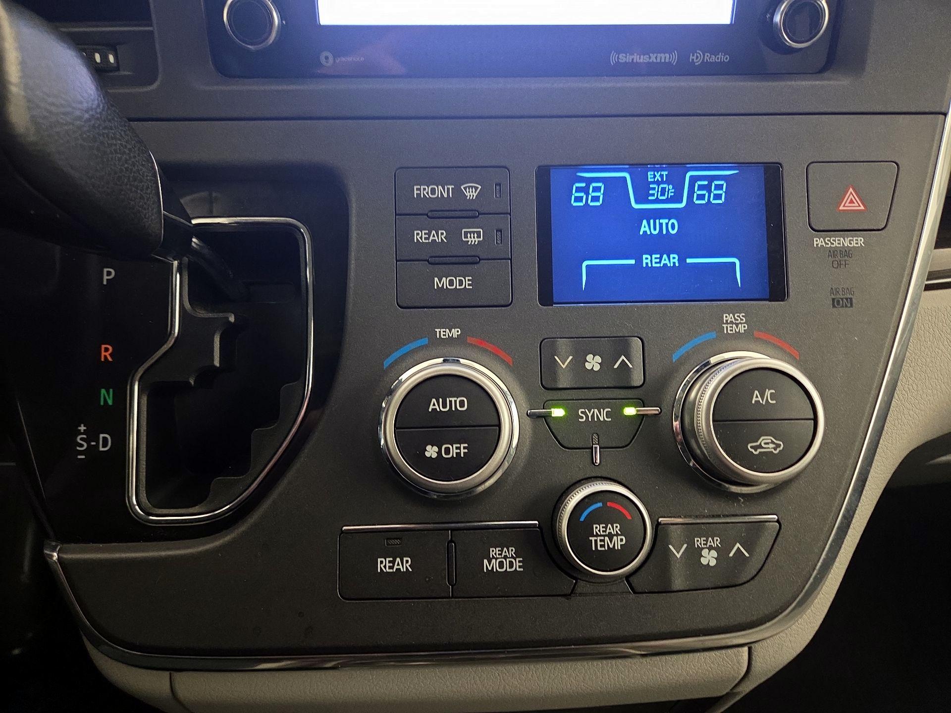 Thumbnail: 2018 Toyota Sienna - 16