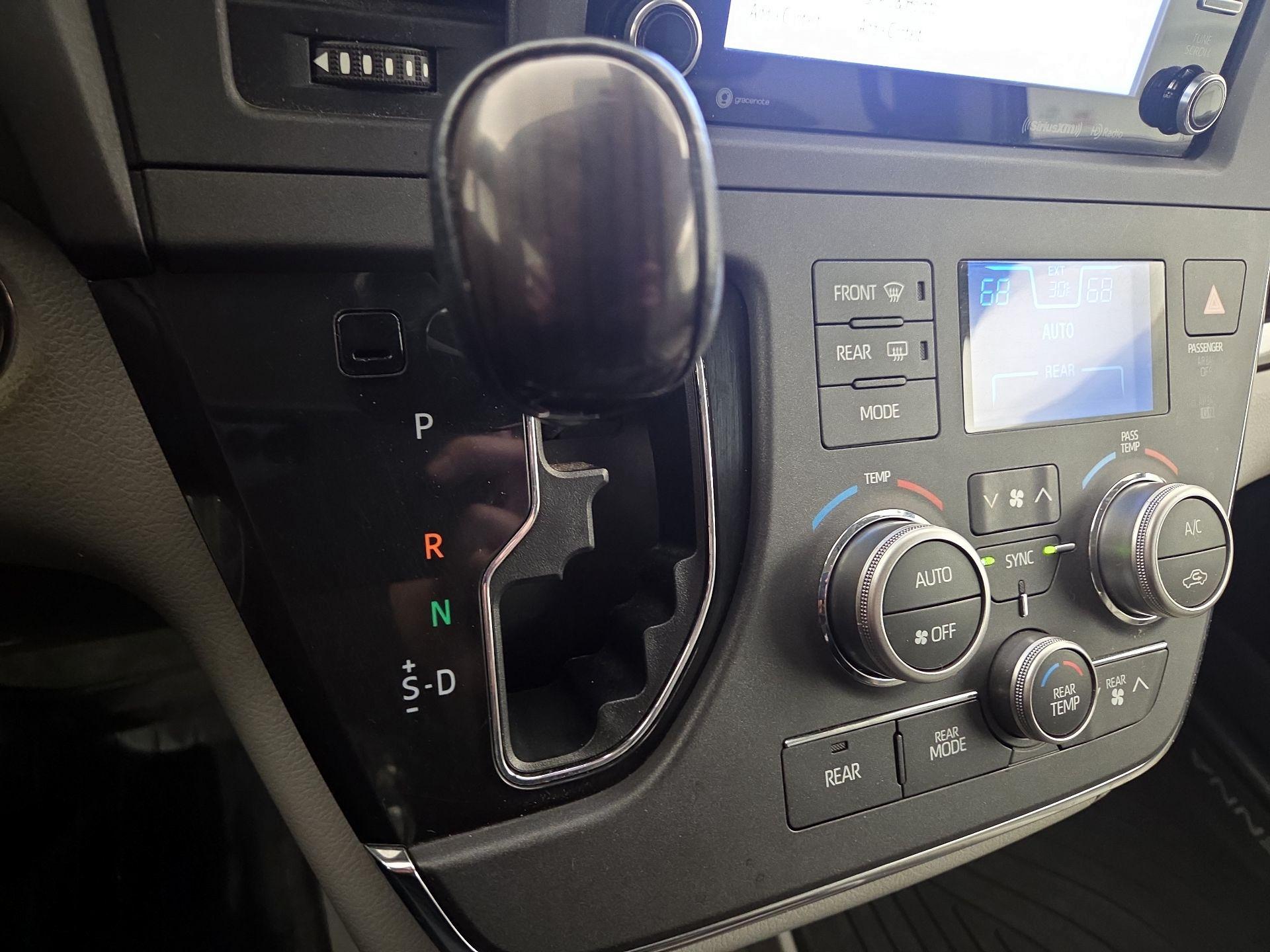 Thumbnail: 2018 Toyota Sienna - 17