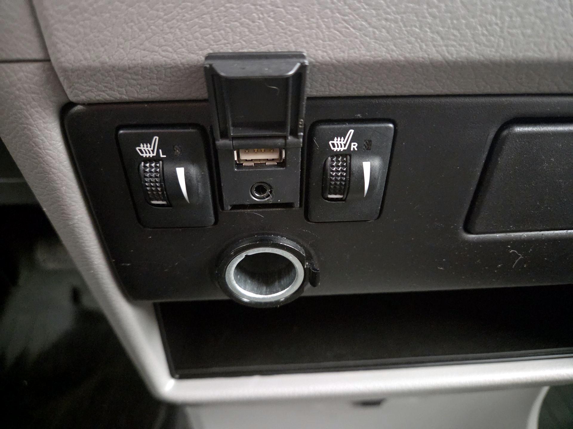 Thumbnail: 2018 Toyota Sienna - 18