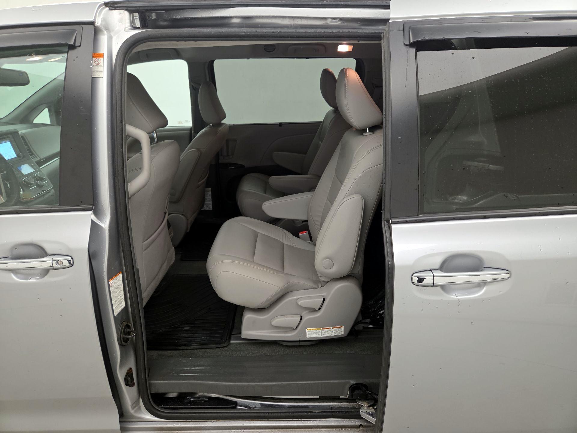 Thumbnail: 2018 Toyota Sienna - 20