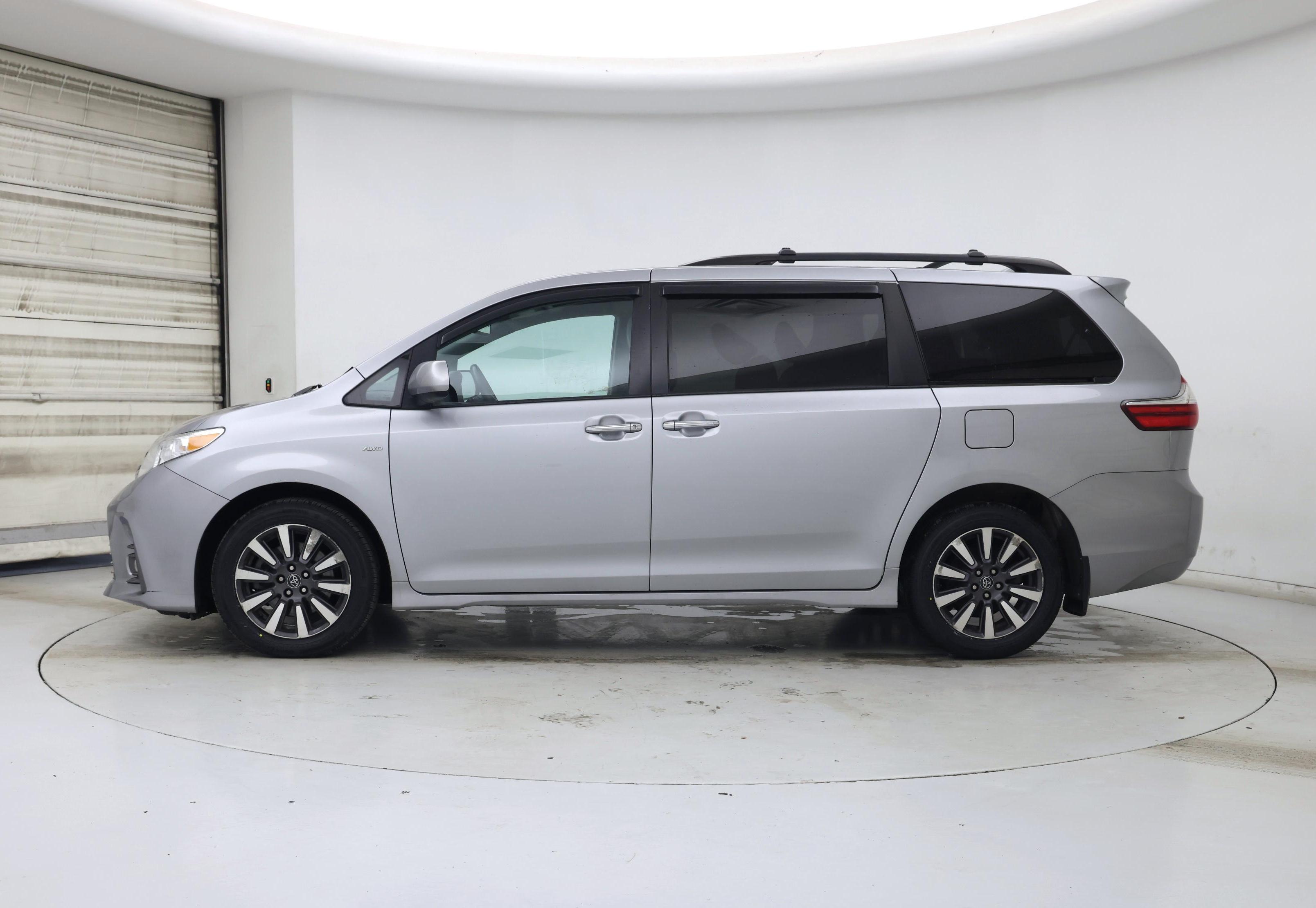 Thumbnail: 2018 Toyota Sienna - 3