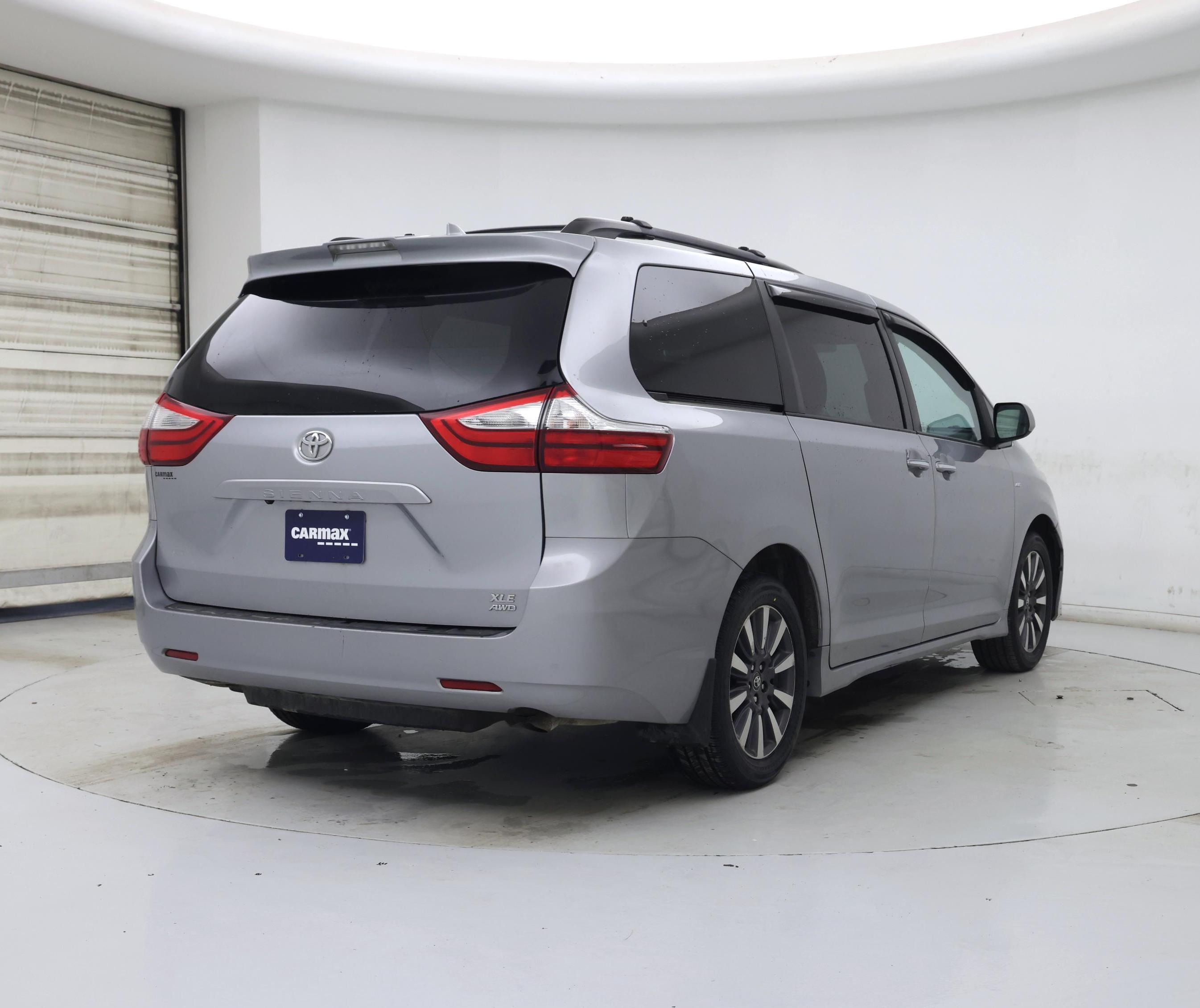 Thumbnail: 2018 Toyota Sienna - 8