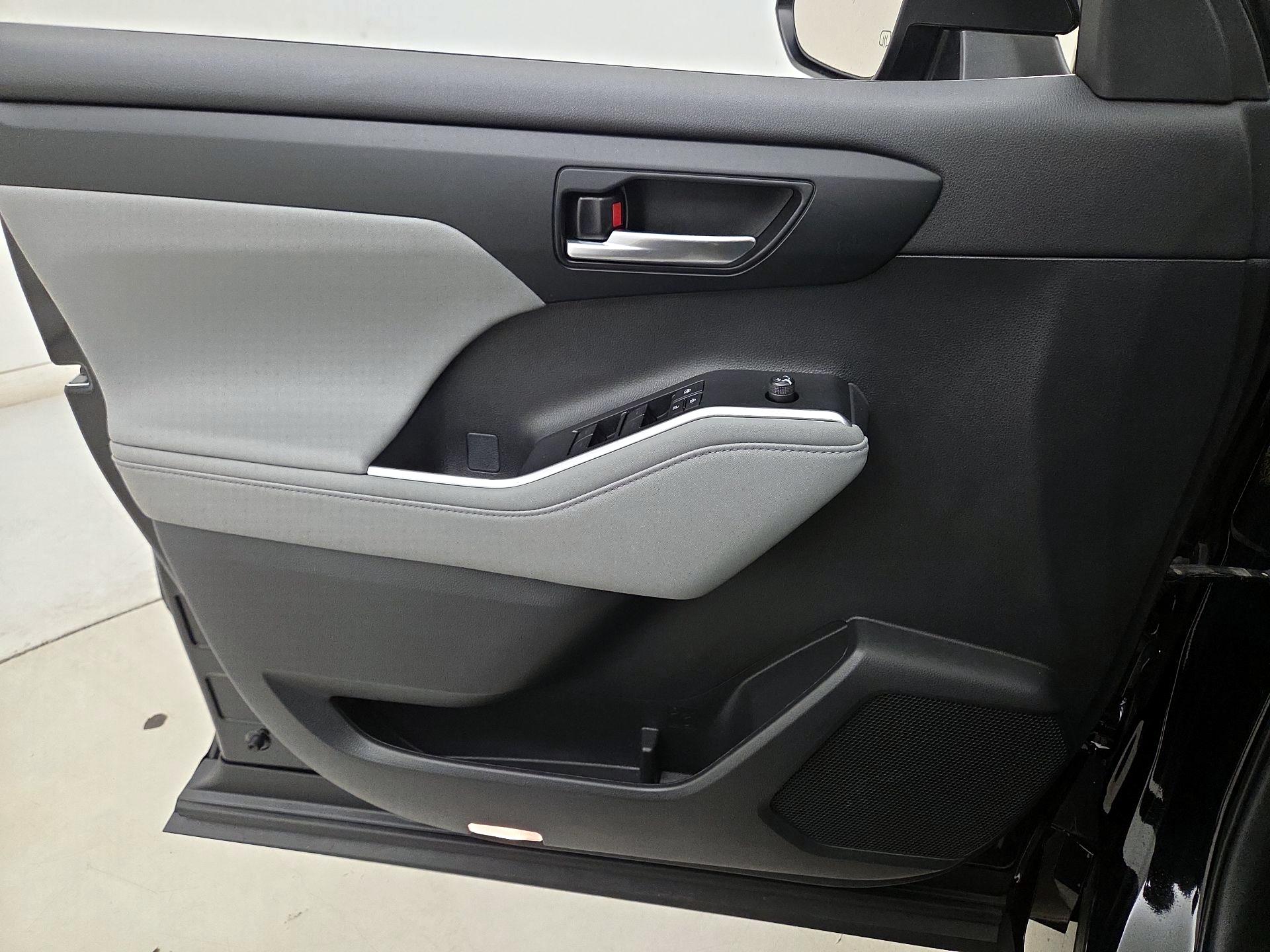 Thumbnail: 2023 Toyota Highlander - 12