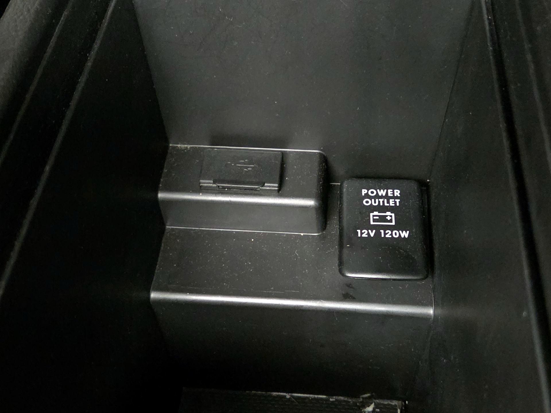 Thumbnail: 2016 Mitsubishi Outlander - 18