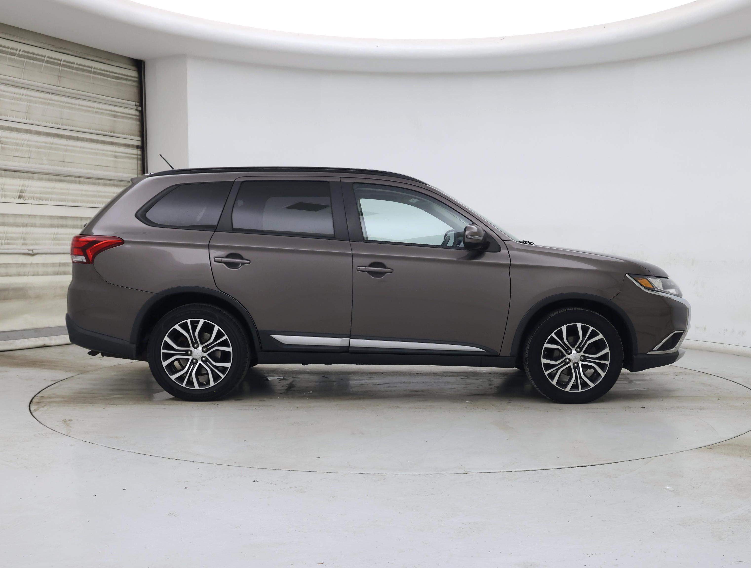 Thumbnail: 2016 Mitsubishi Outlander - 7