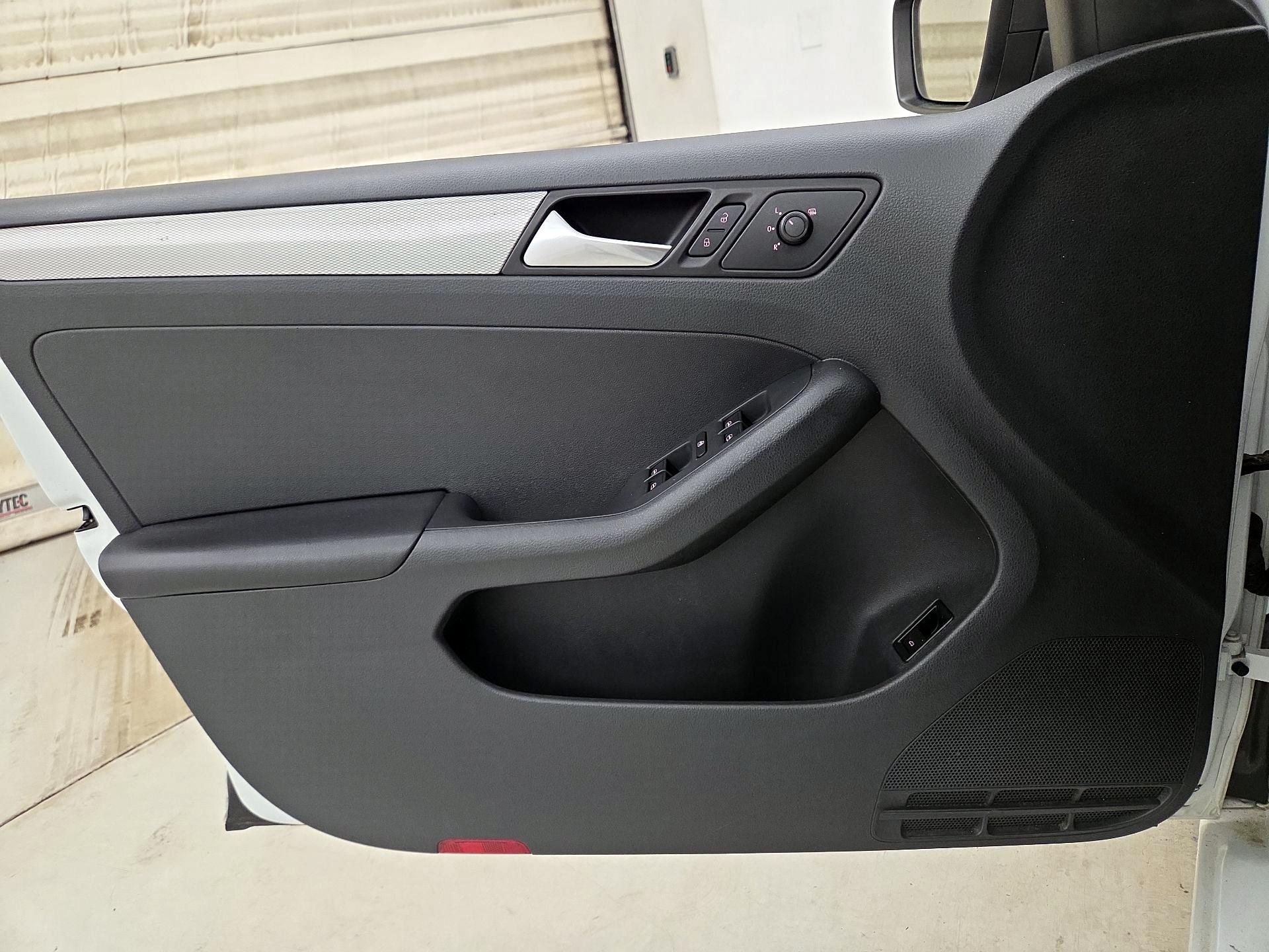 Thumbnail: 2015 Volkswagen Jetta - 12