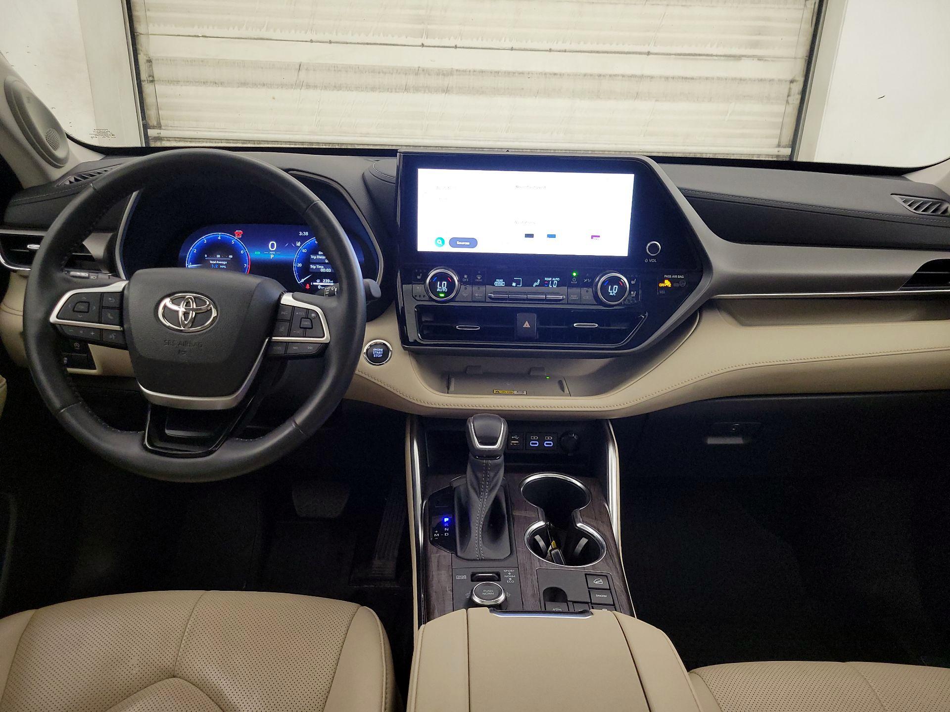 Thumbnail: 2023 Toyota Highlander - 9