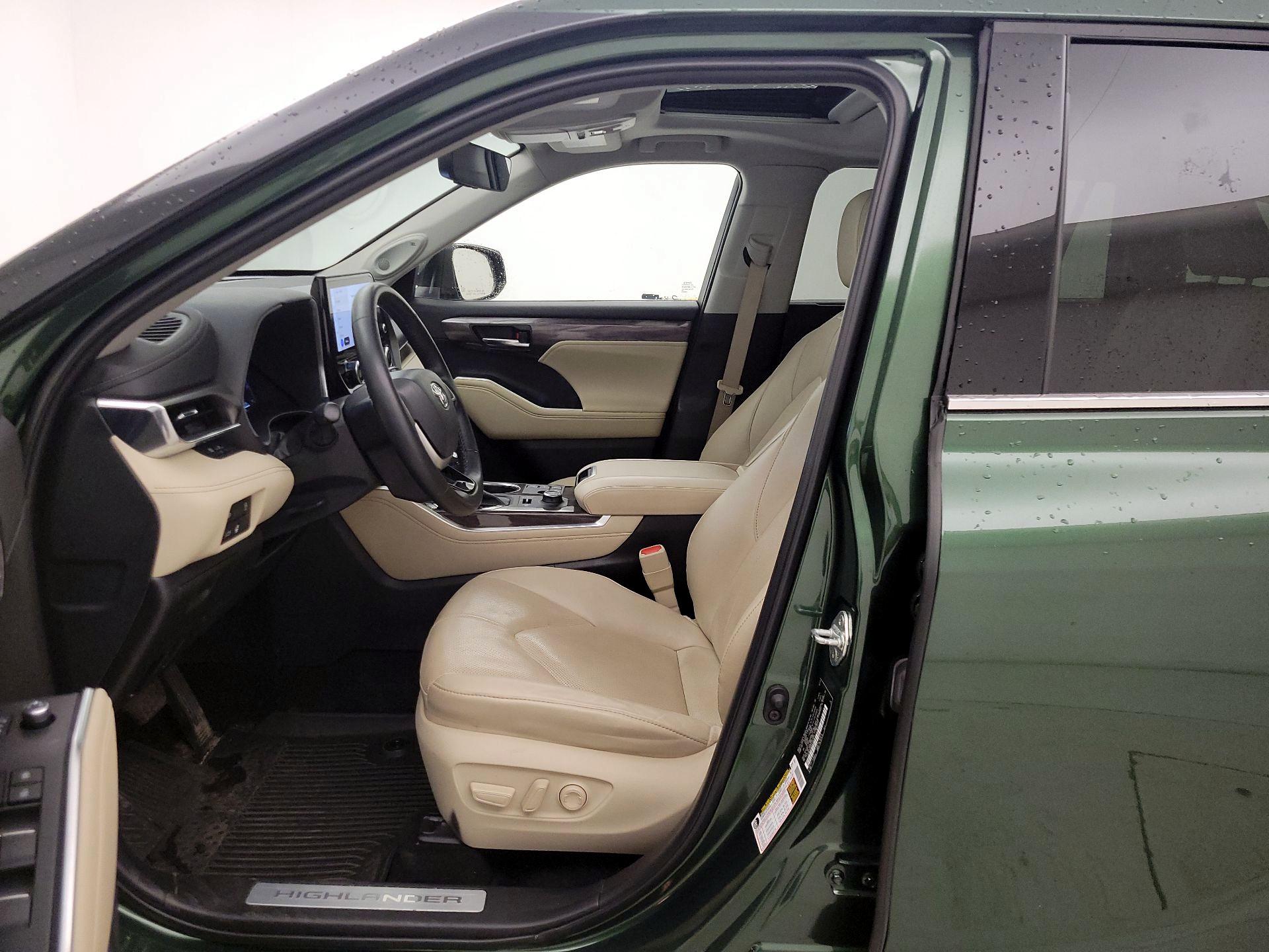 Thumbnail: 2023 Toyota Highlander - 11