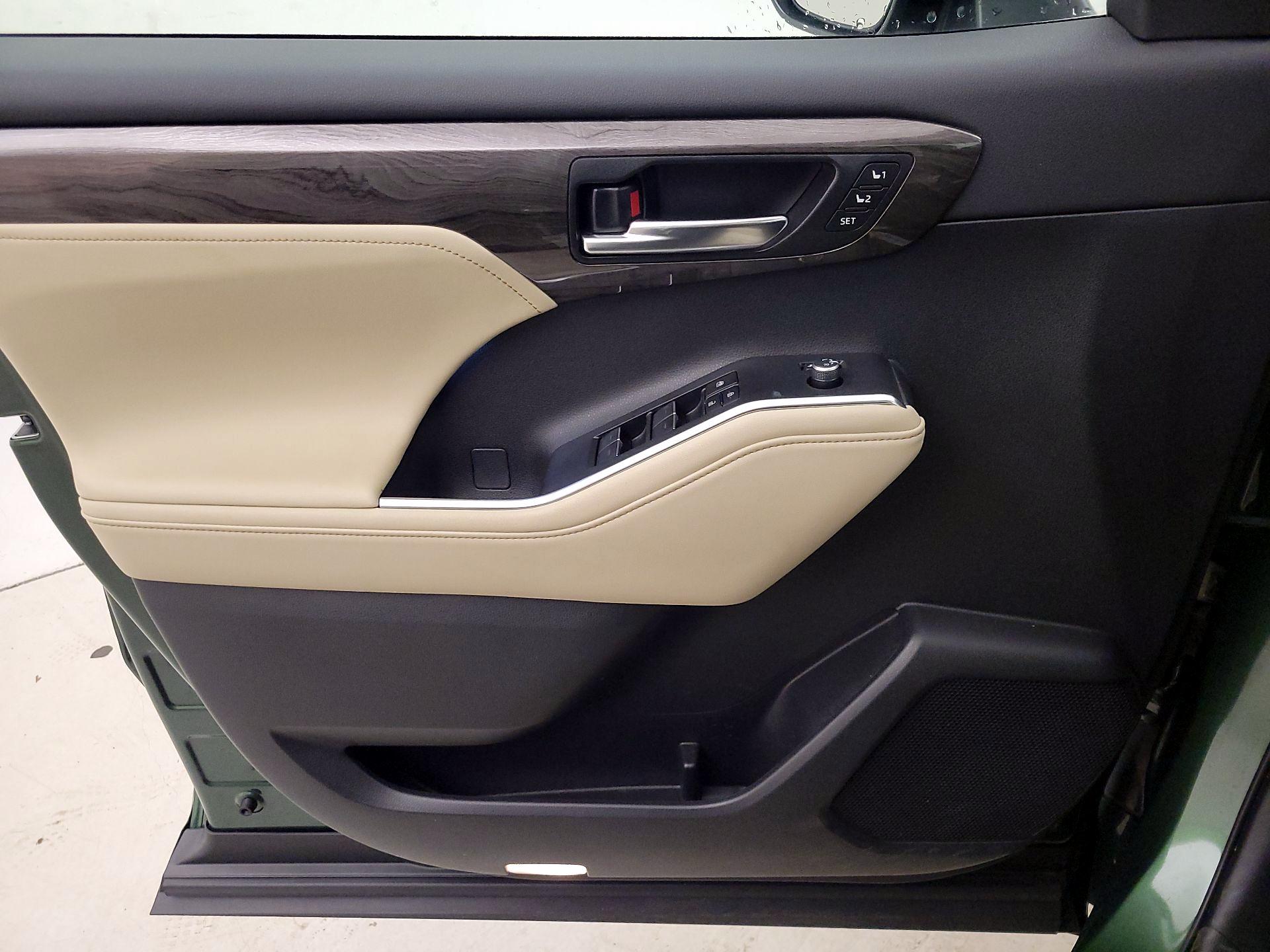 Thumbnail: 2023 Toyota Highlander - 12