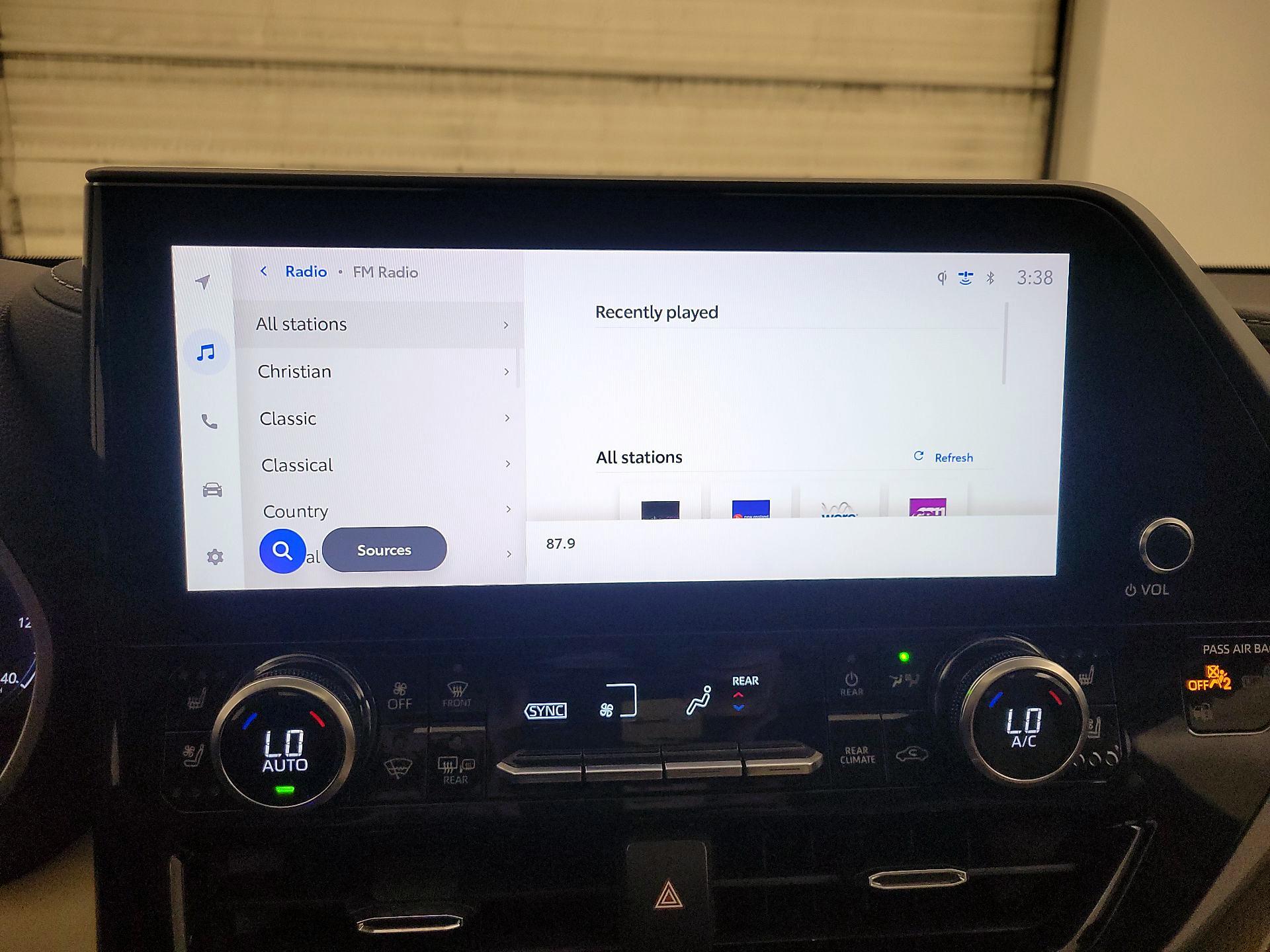 Thumbnail: 2023 Toyota Highlander - 15