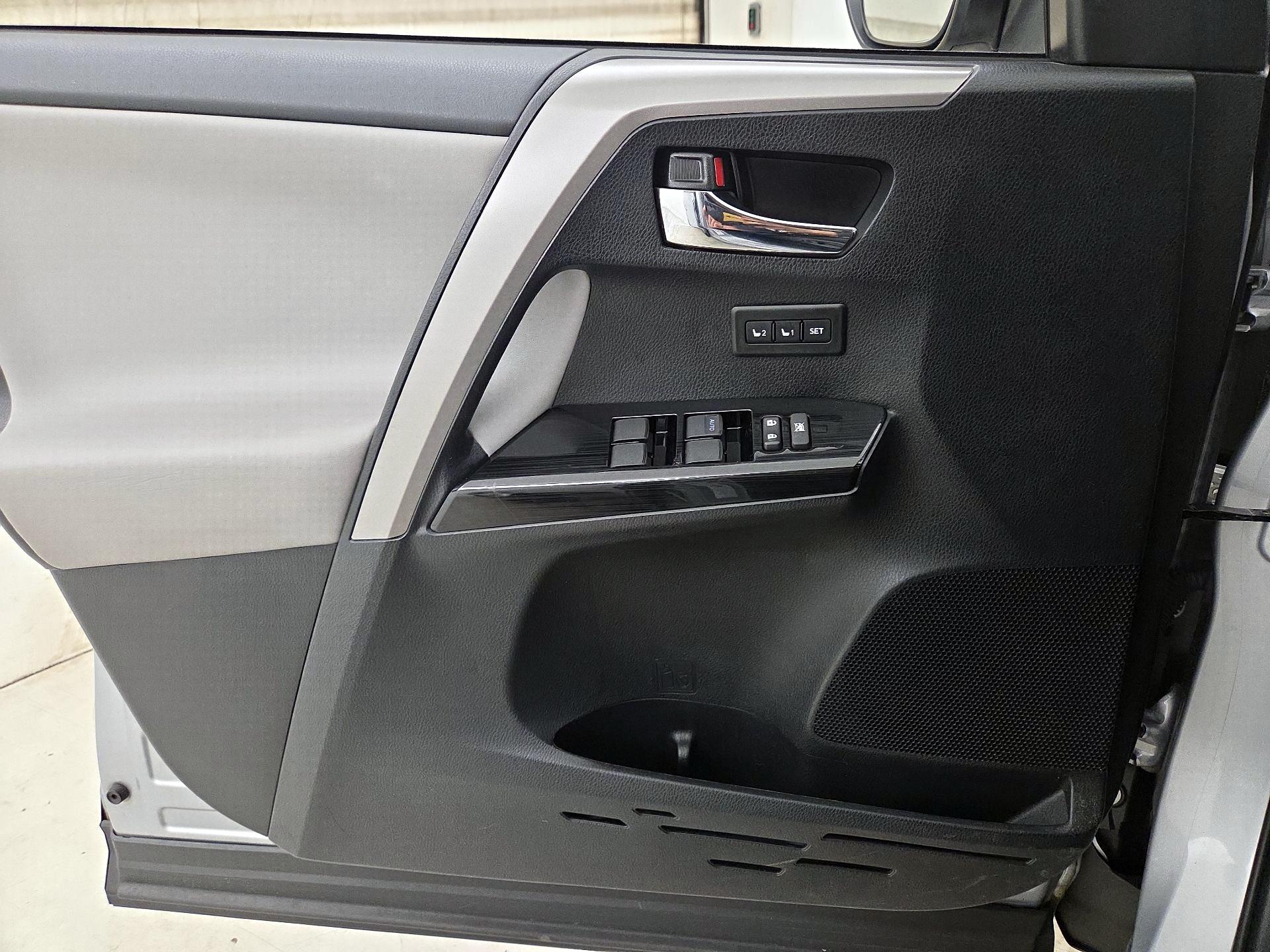 Thumbnail: 2018 Toyota RAV4 - 12