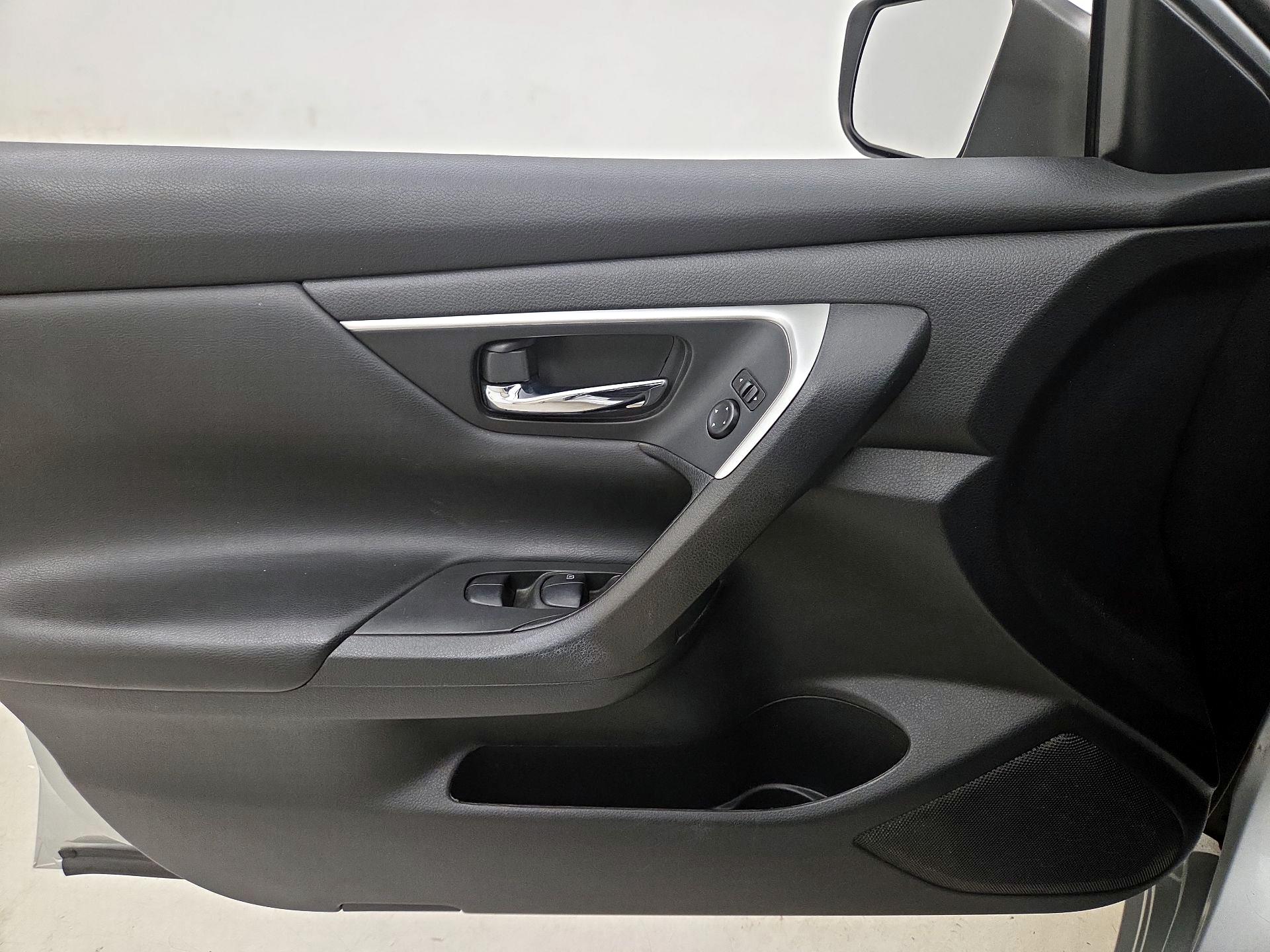 Thumbnail: 2017 Nissan Altima - 12