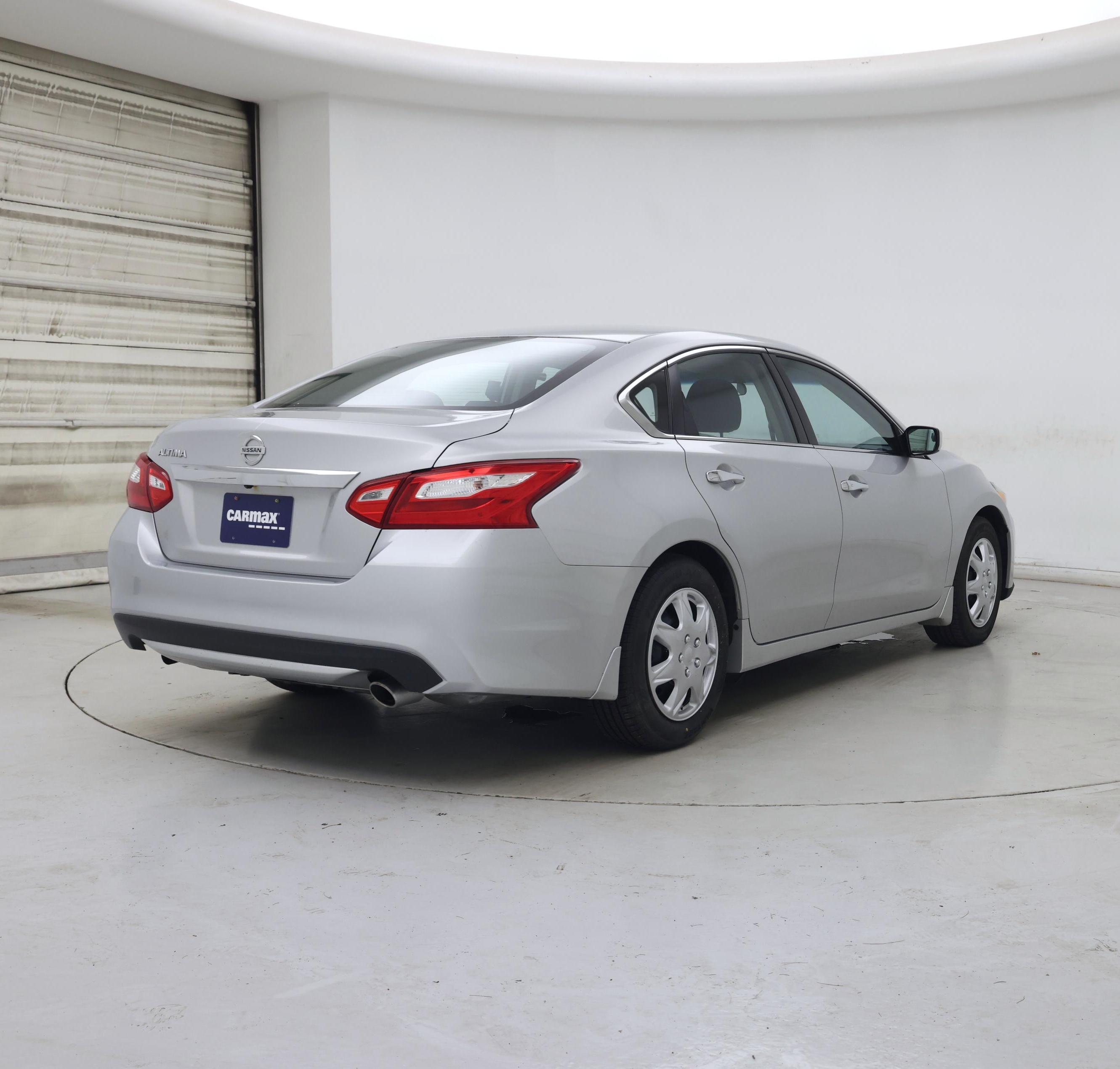Thumbnail: 2017 Nissan Altima - 8