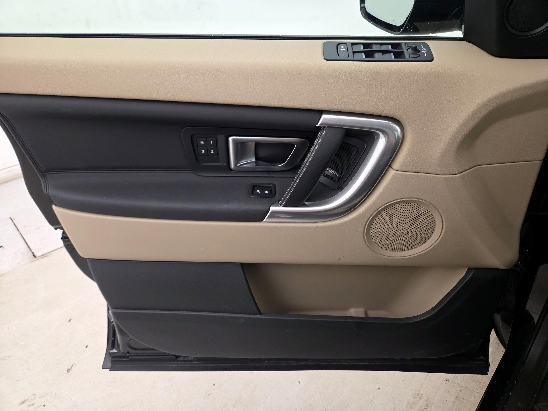 Thumbnail: 2019 Land Rover Discovery Sport - 12