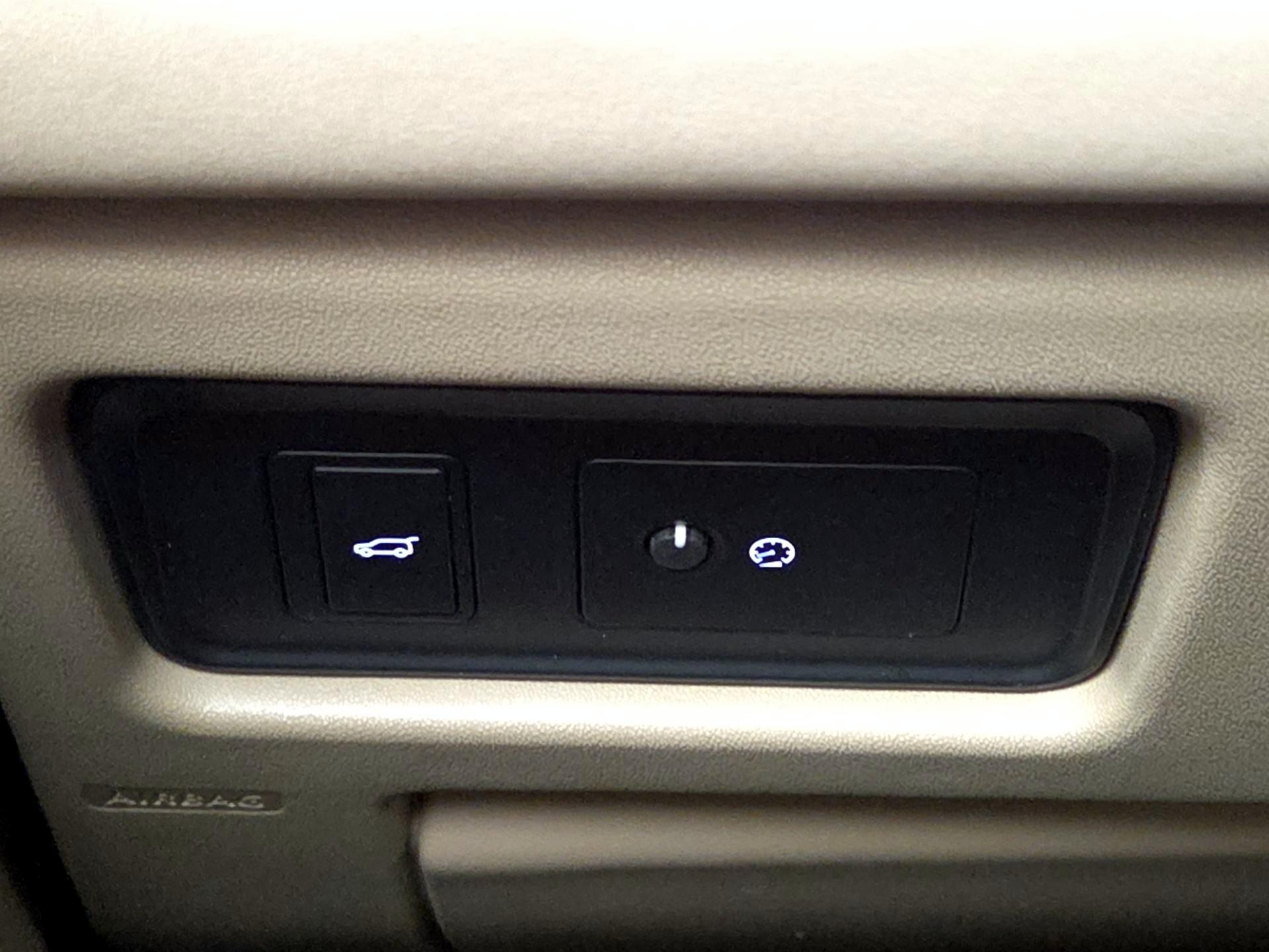 Thumbnail: 2019 Land Rover Discovery Sport - 13