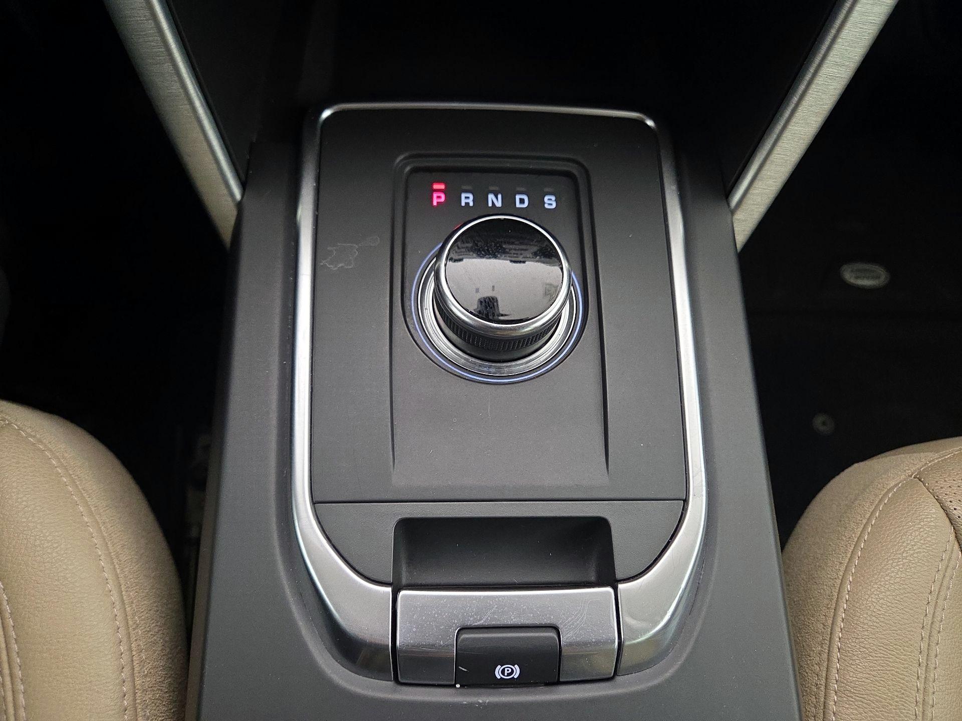 Thumbnail: 2019 Land Rover Discovery Sport - 17