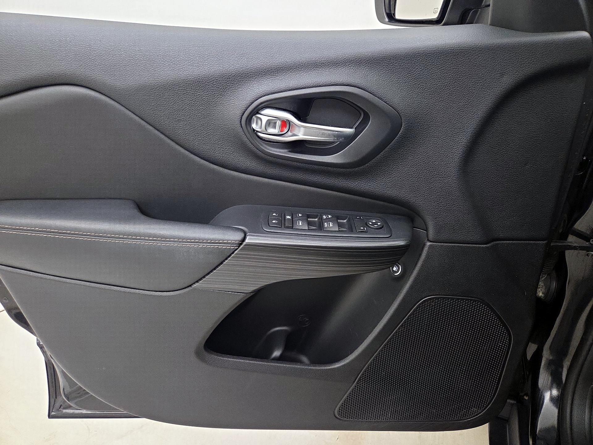 Thumbnail: 2016 Jeep Cherokee - 12