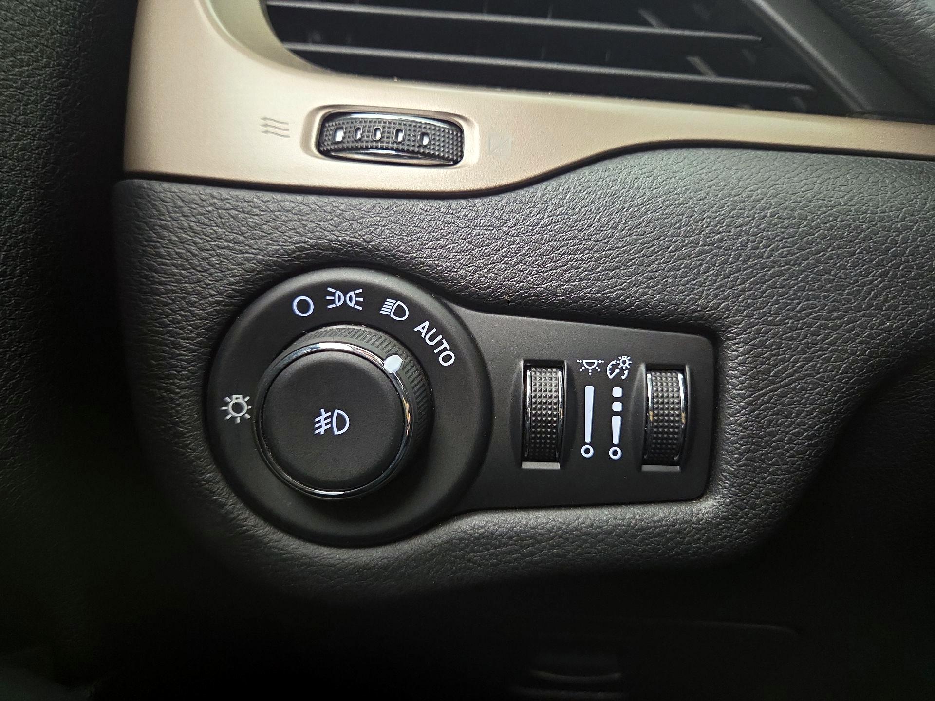 Thumbnail: 2016 Jeep Cherokee - 13