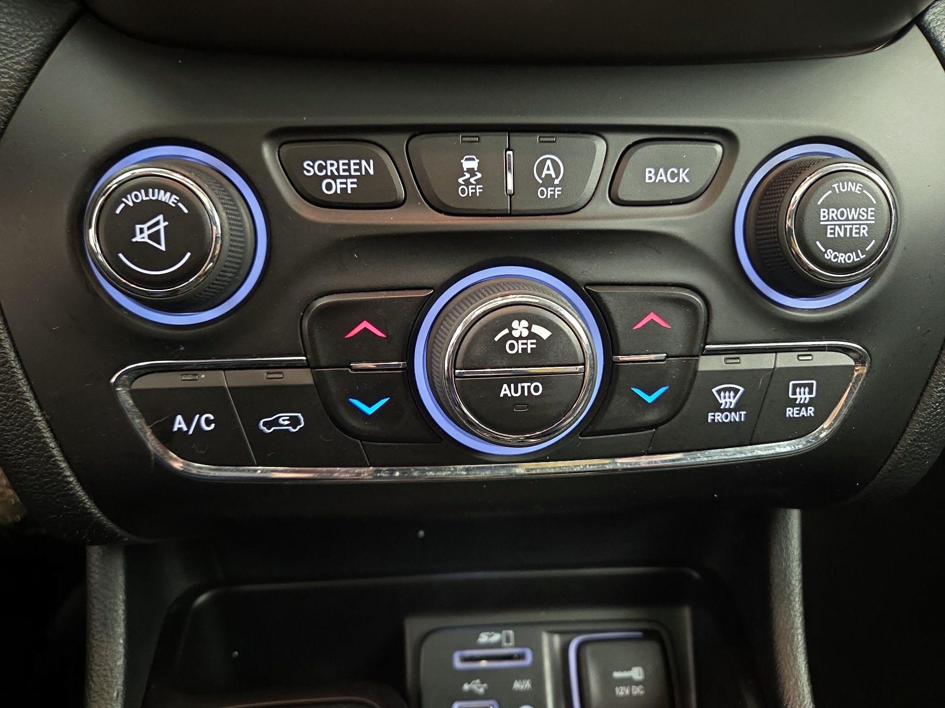 Thumbnail: 2016 Jeep Cherokee - 17